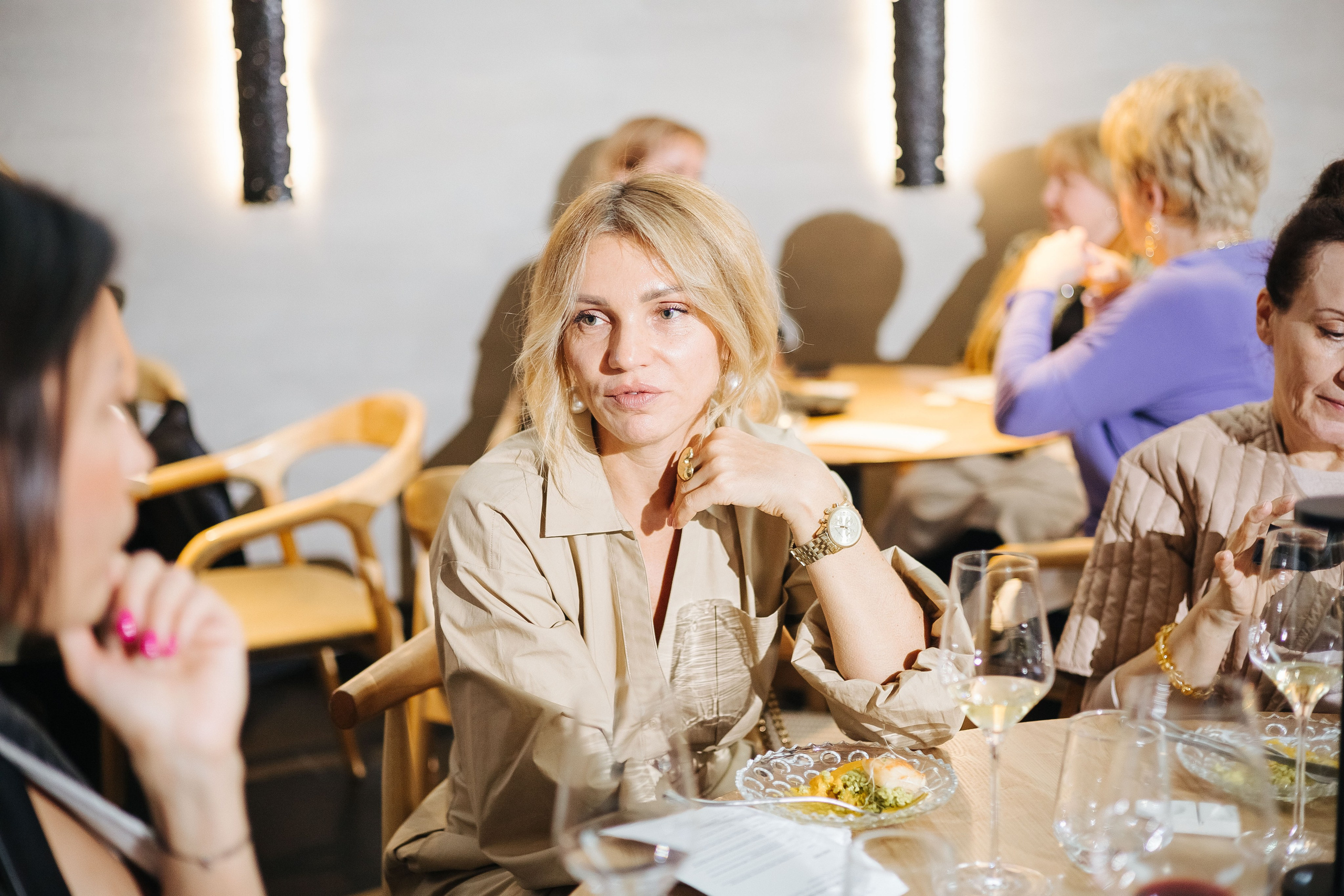 Презентация открытия магазина женской одежды GLVR в ресторане Fresco. Фотограф в Красноярске Надежда Воскресенская
