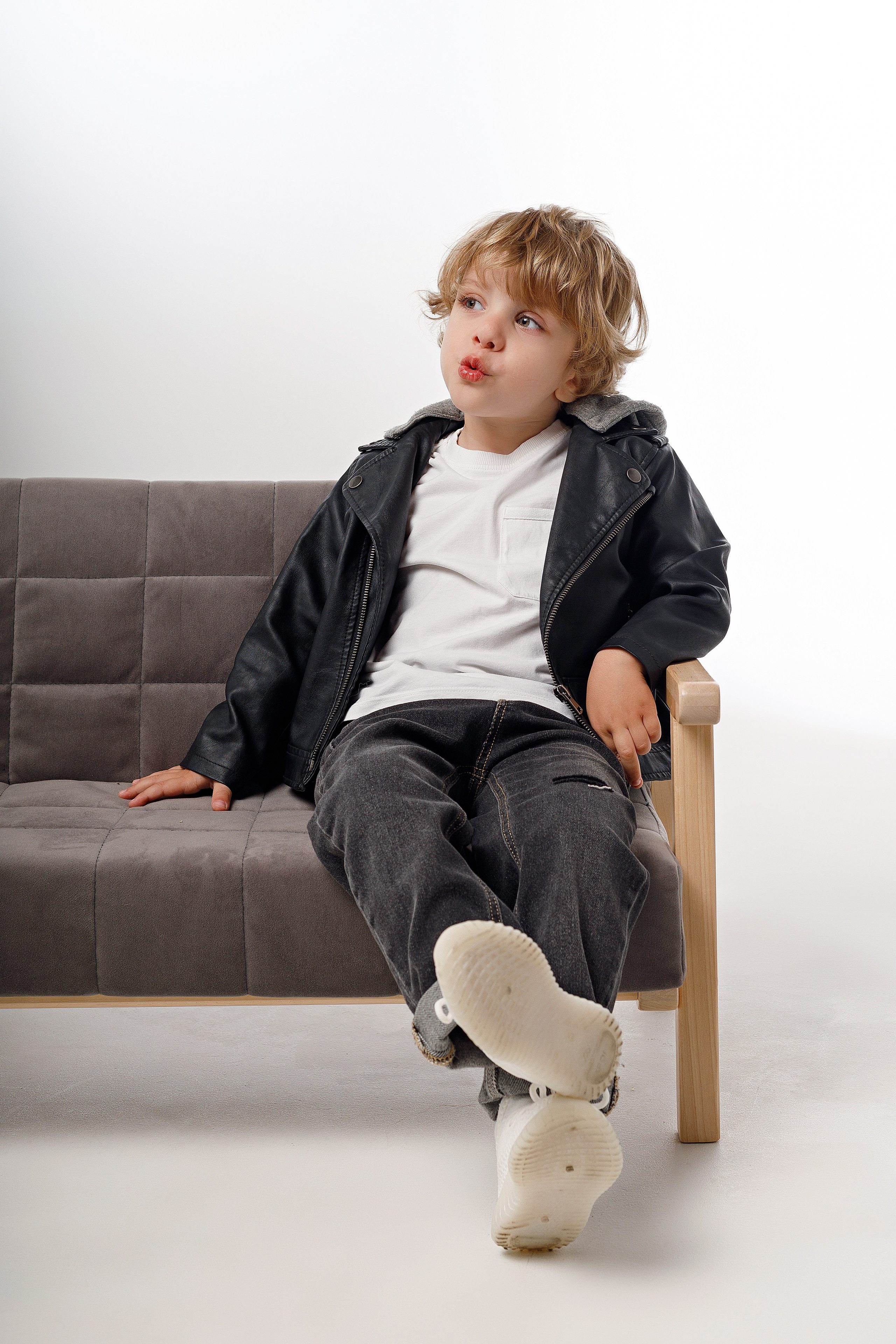 Фотосессия братьев в Сочи от детского фотографа. Детский студийный фотограф Сочи