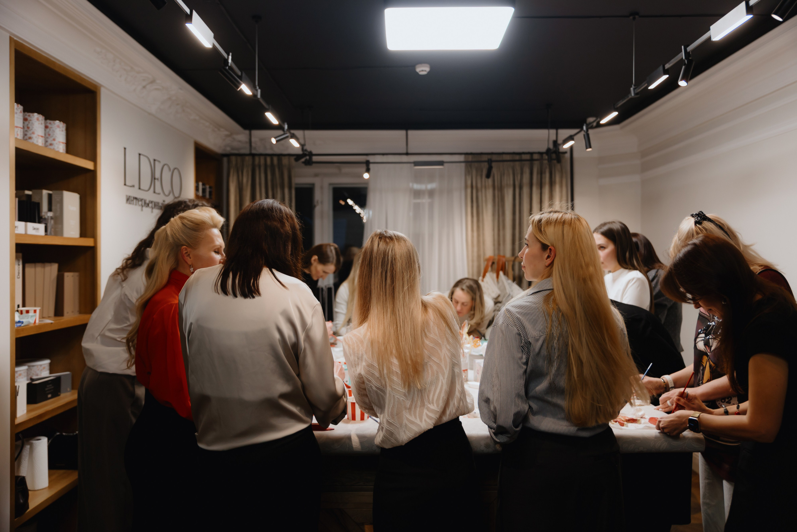 Предновогодний «Кофе-рейв» в L. DECO 17 декабря 2025 года. L. Deco интерьерный салон. Краски/обои/лепной декор