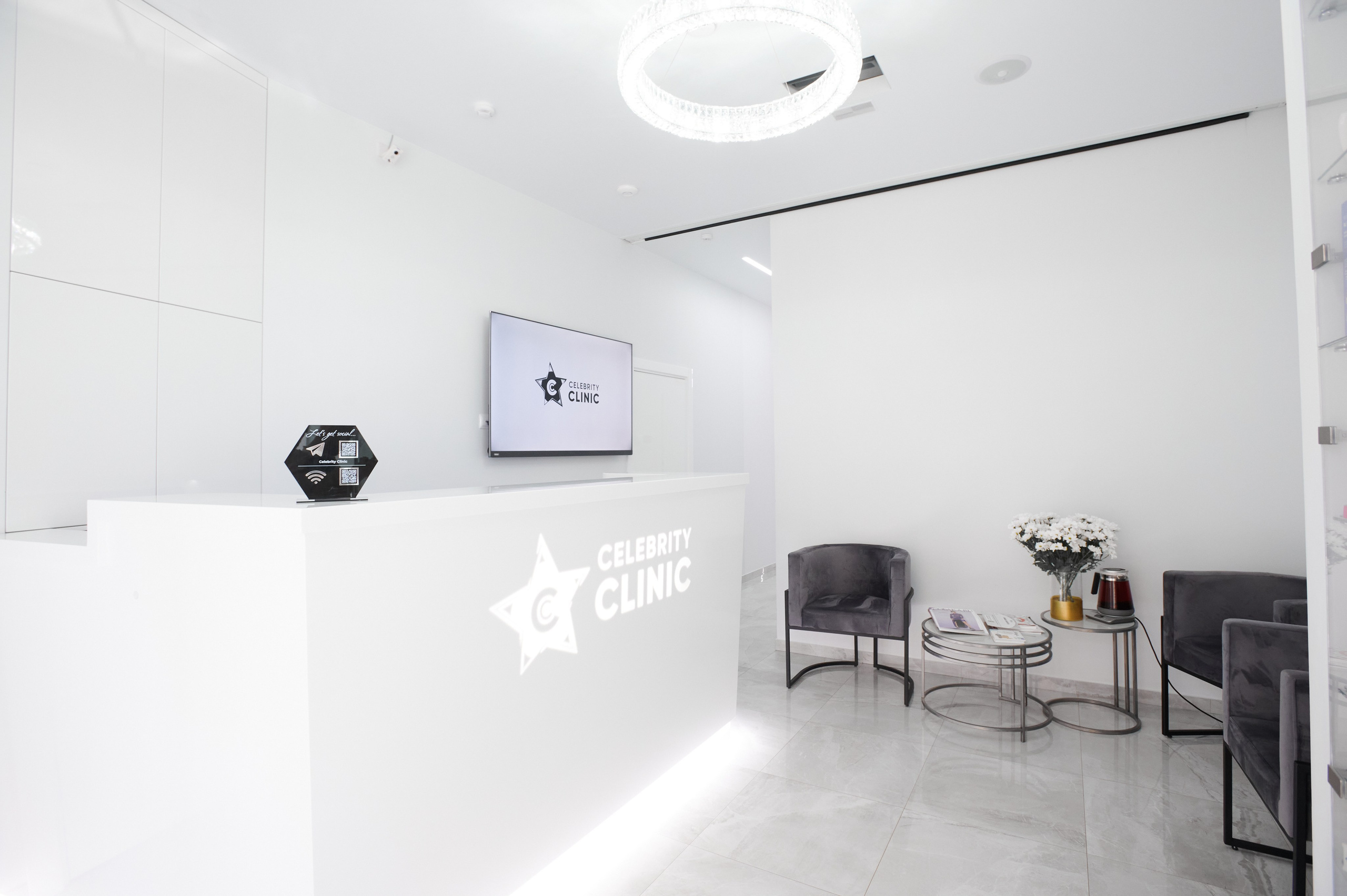 Современный стоматологический кабинет с панорамным окном и новым креслом. Профессиональная съемка интерьера клиники