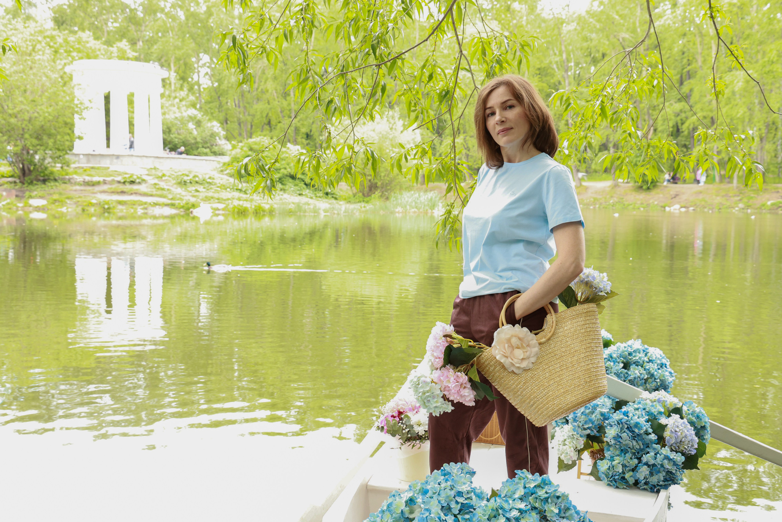 Фотосессия в лодке, лодка, озеро, платье, книга, шляпа, зонт, перчатки, весла, лето. Свадебный, семейный, женский и детский фотограф из Екатеринбурга