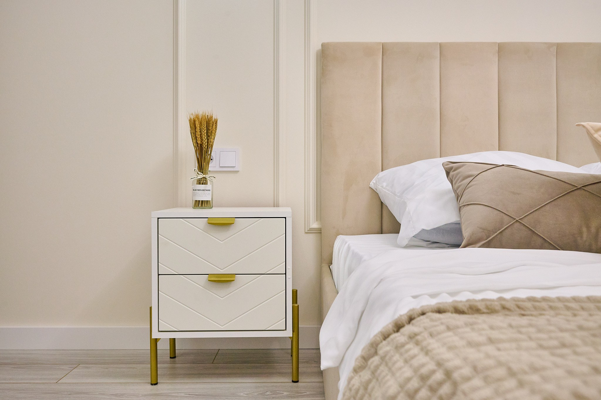 белая тумбочка 