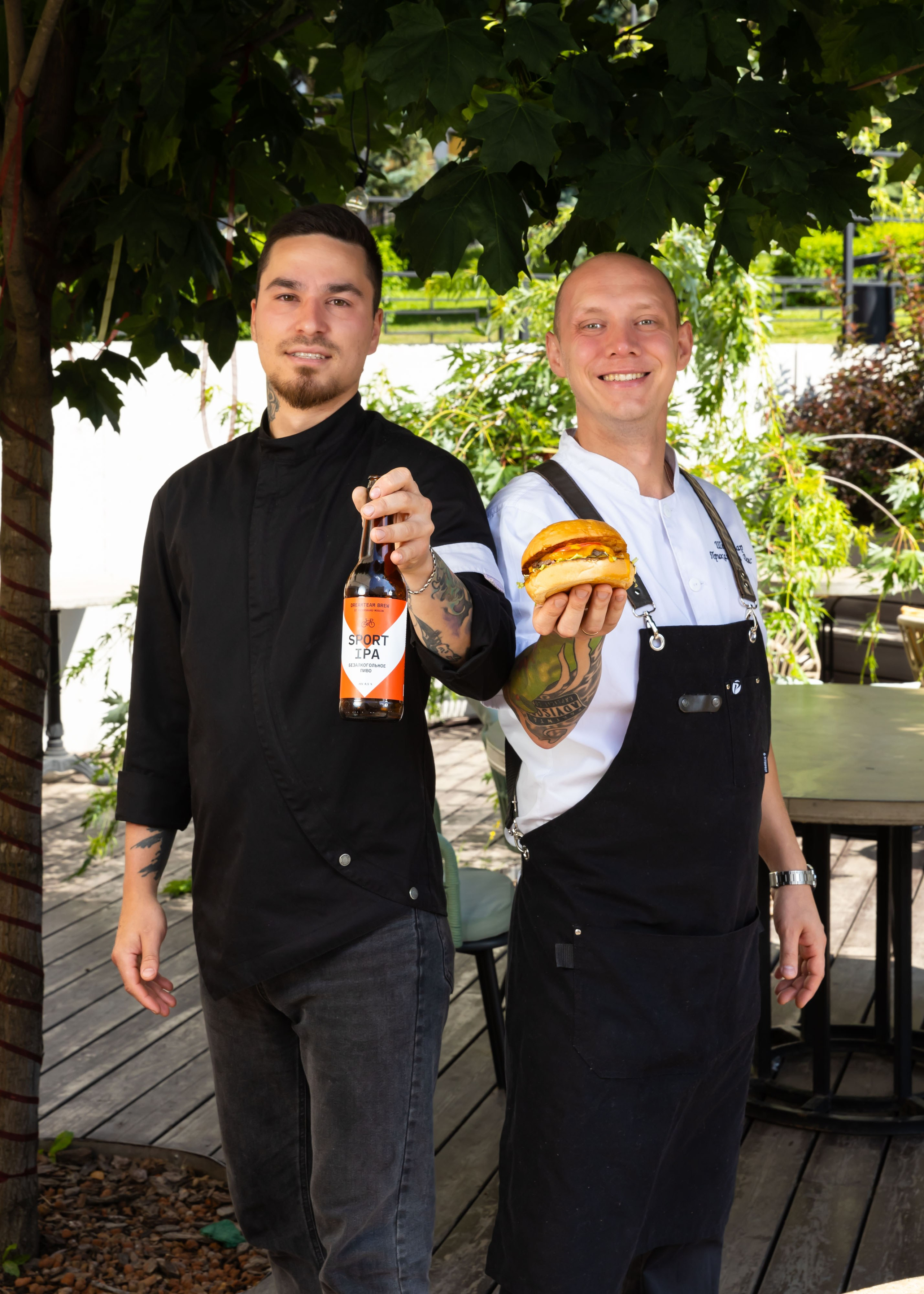 28.07.2025 Нино играет в домино, фото с бургерами