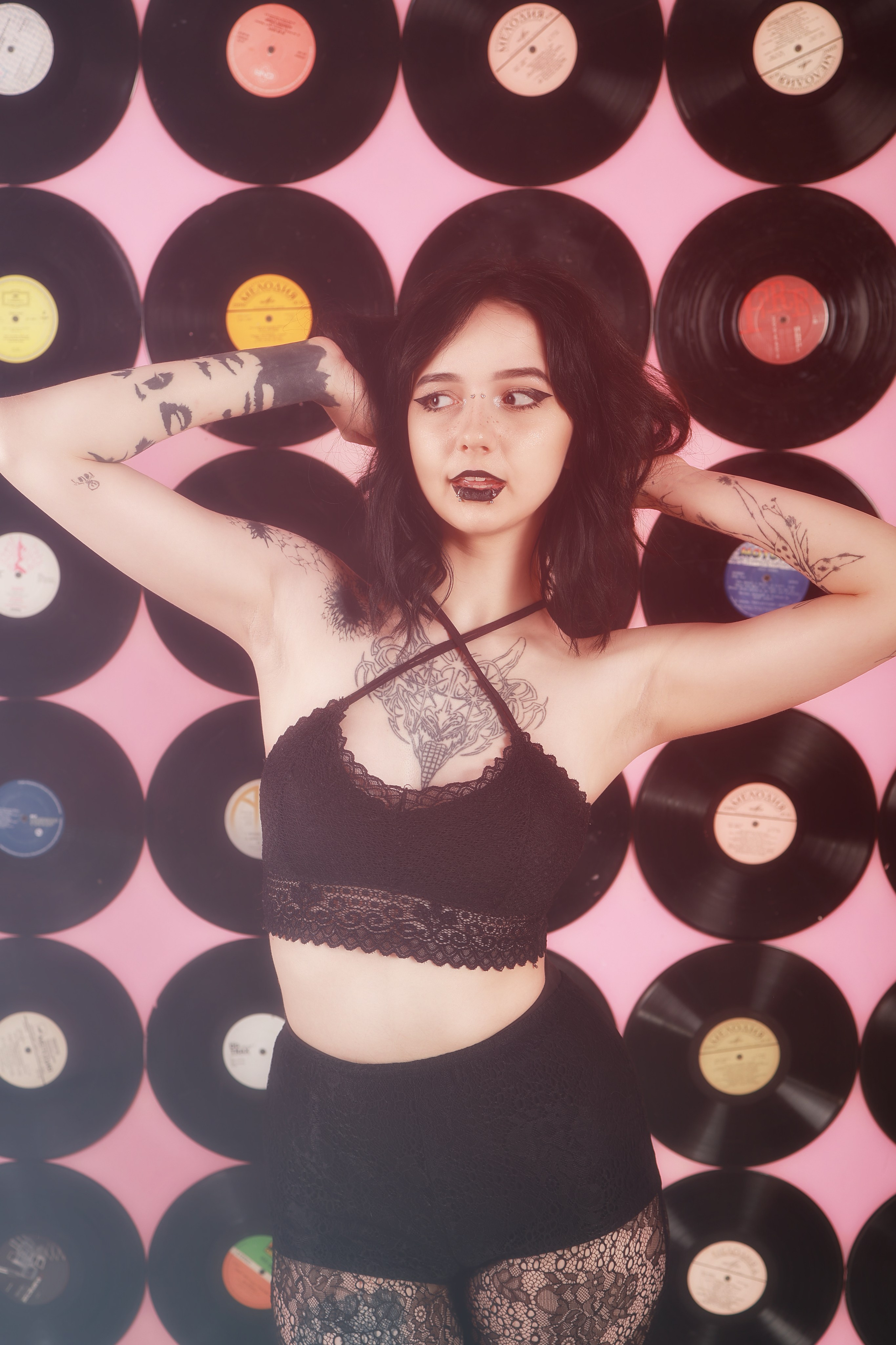 Женская фотосессия в розовой студии