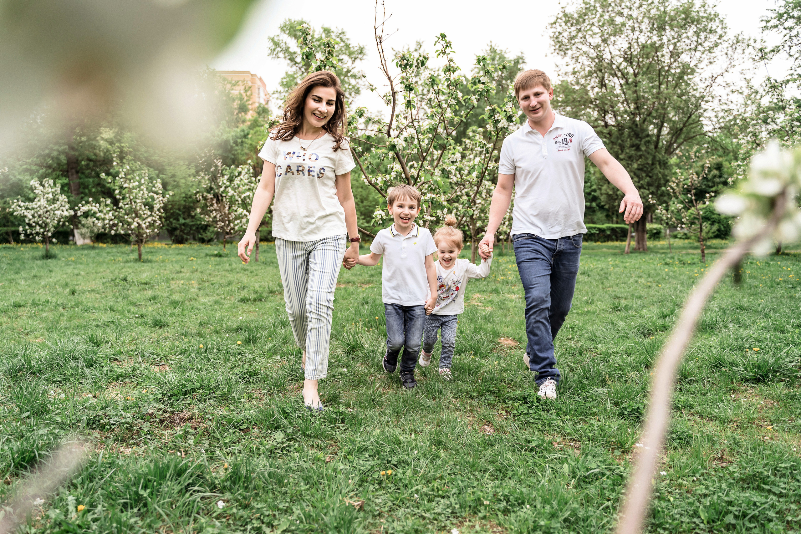 Семейная фотосессия в Королеве в Цветущих садах (Яблоневый сад)