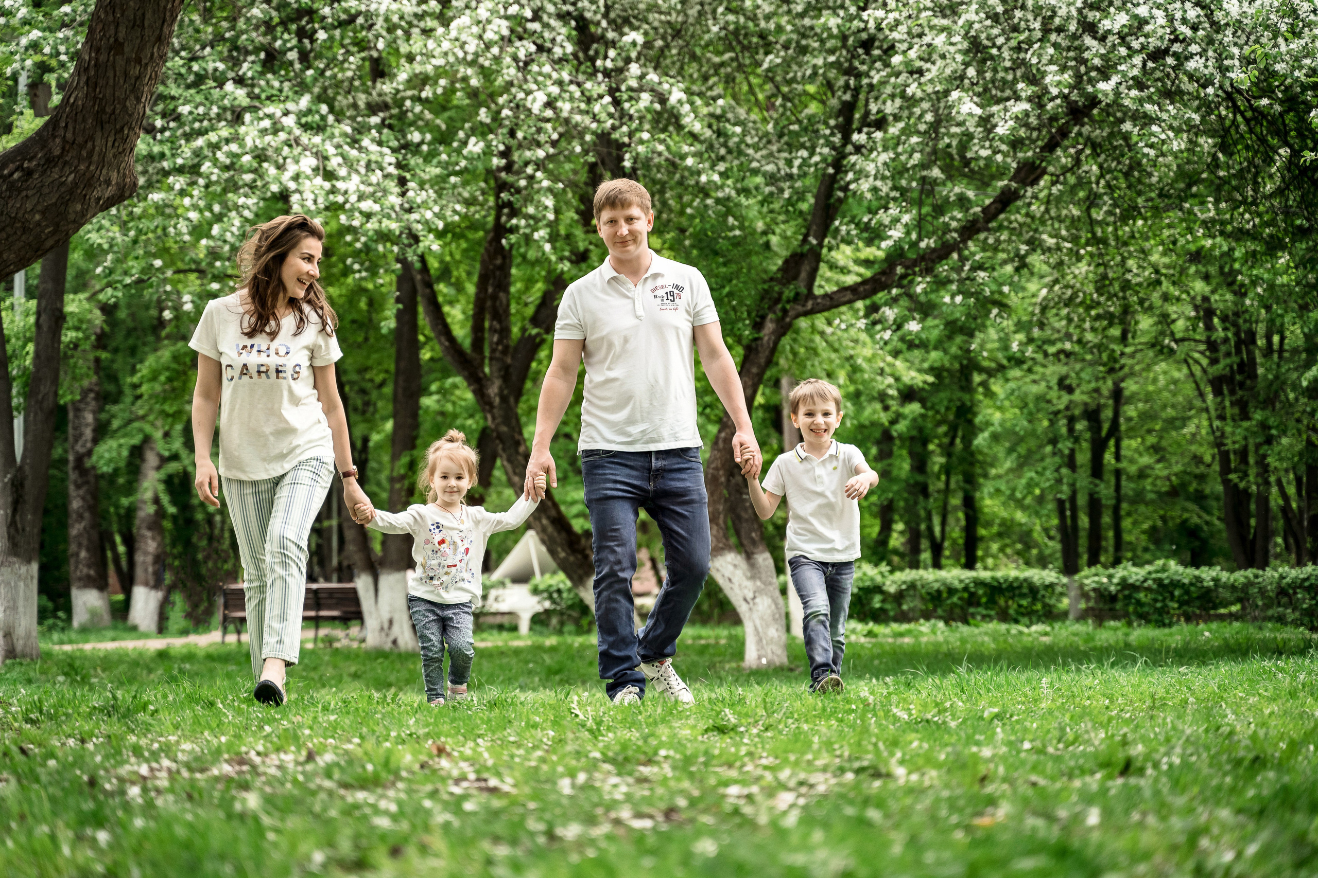 Семейная фотосессия в Королеве в Цветущих садах (Яблоневый сад)