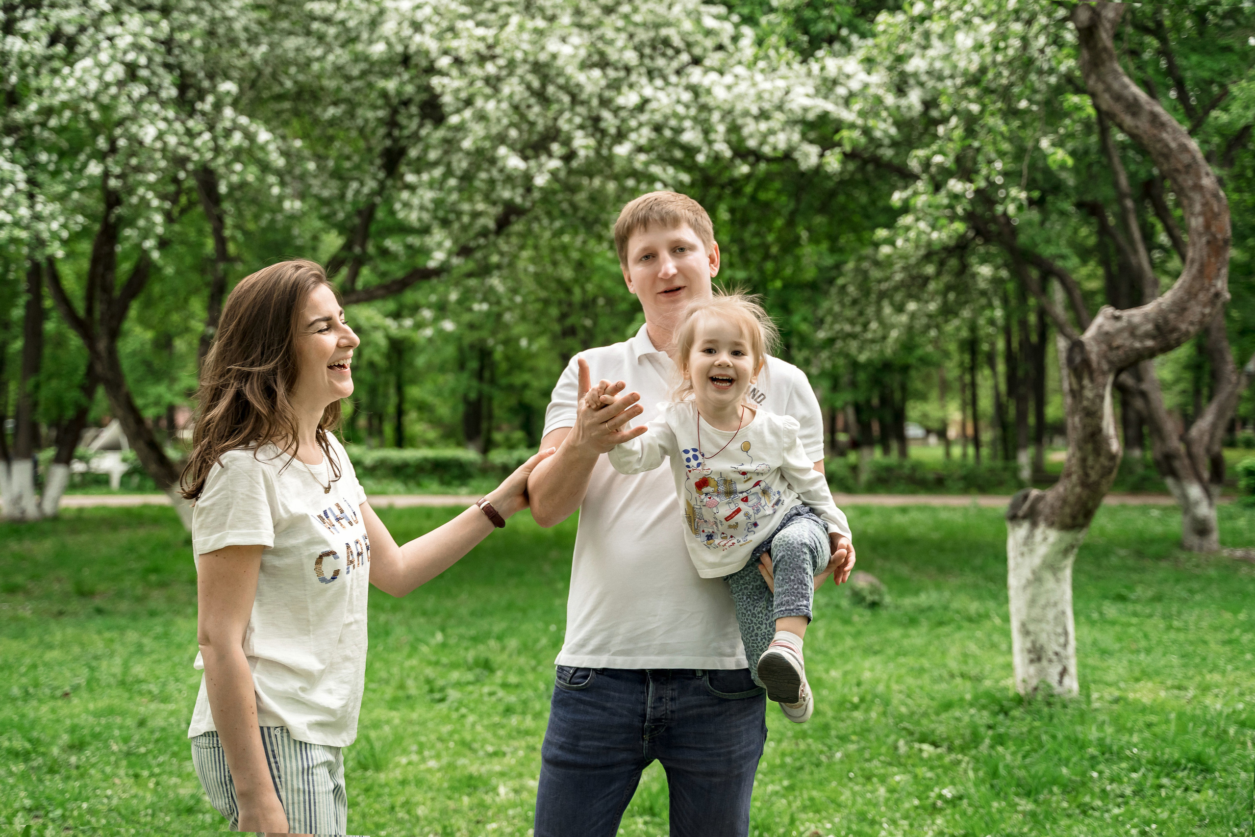 Семейная фотосессия в Королеве в Цветущих садах (Яблоневый сад)