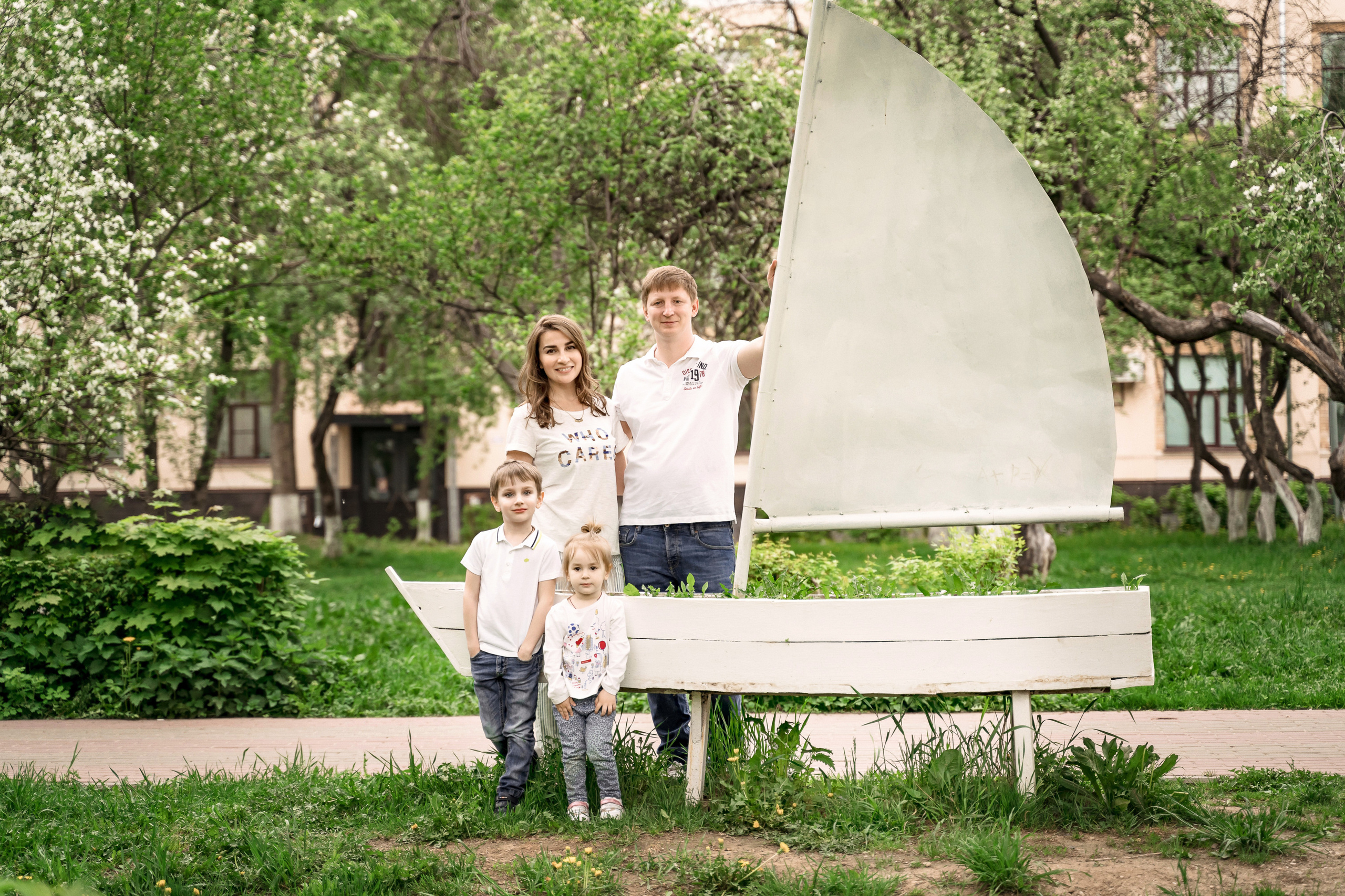 Семейная фотосессия в Королеве в Цветущих садах (Яблоневый сад)