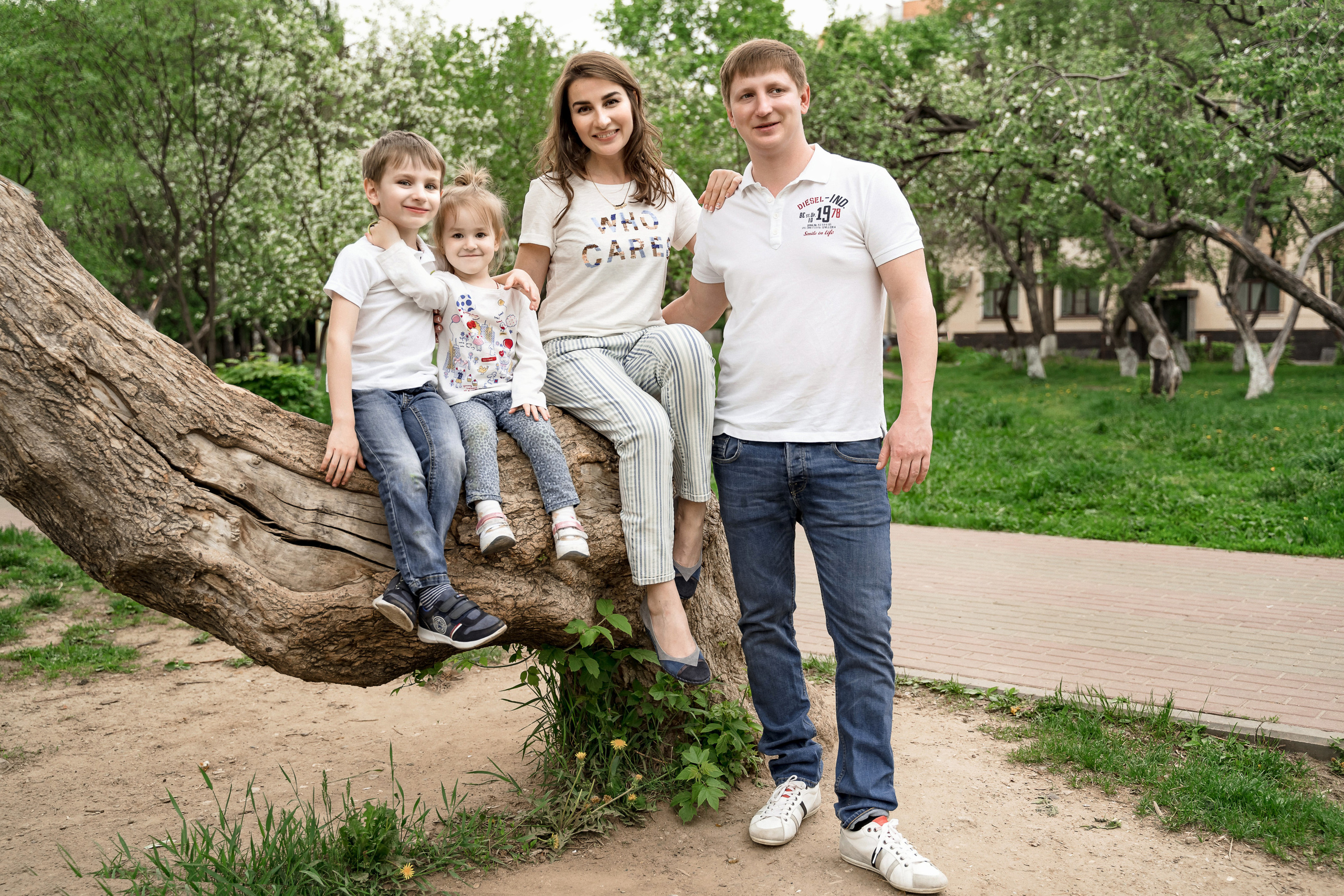 Семейная фотосессия в Королеве в Цветущих садах (Яблоневый сад)