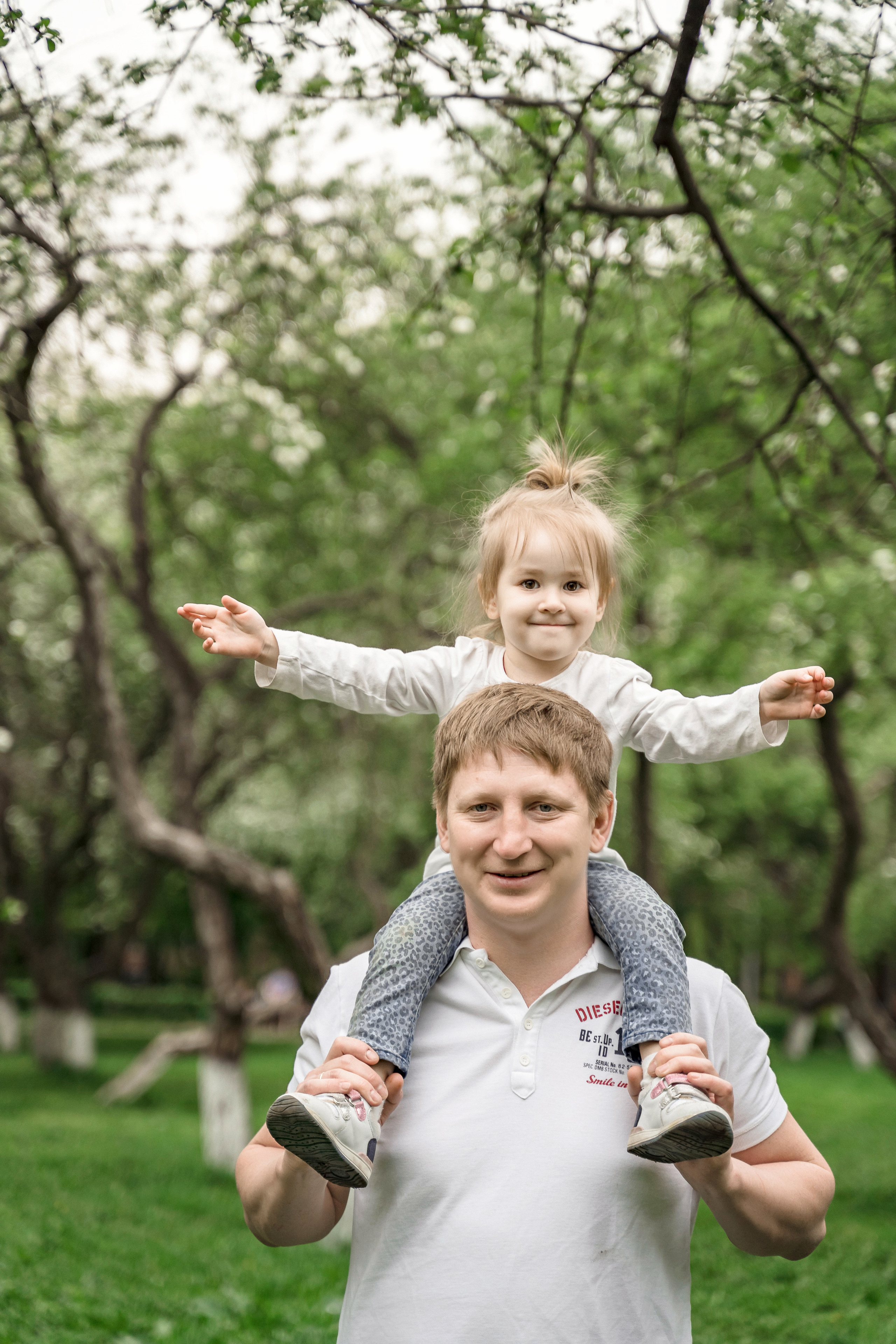 Семейная фотосессия в Королеве в Цветущих садах (Яблоневый сад)