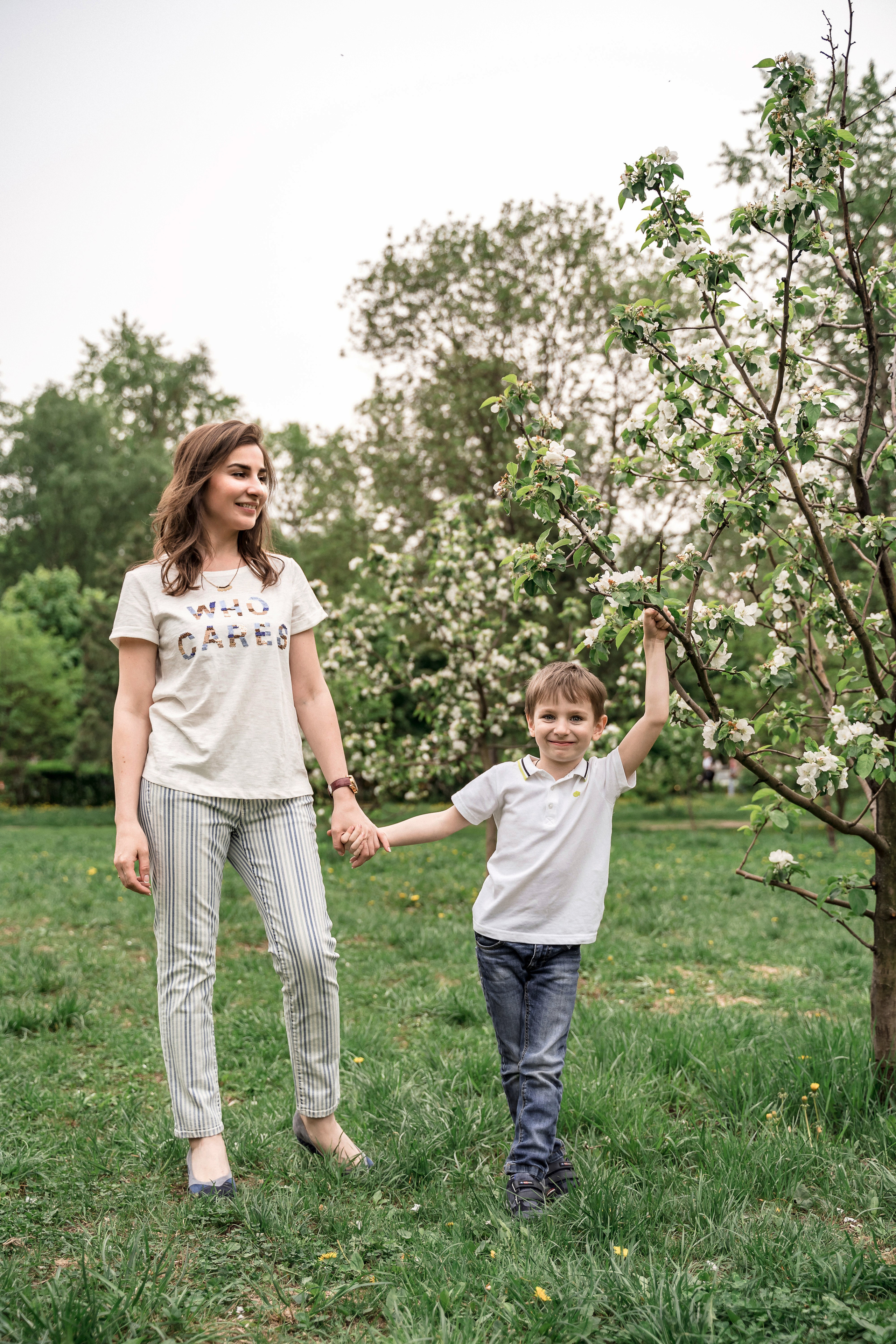 Семейная фотосессия в Королеве в Цветущих садах (Яблоневый сад)