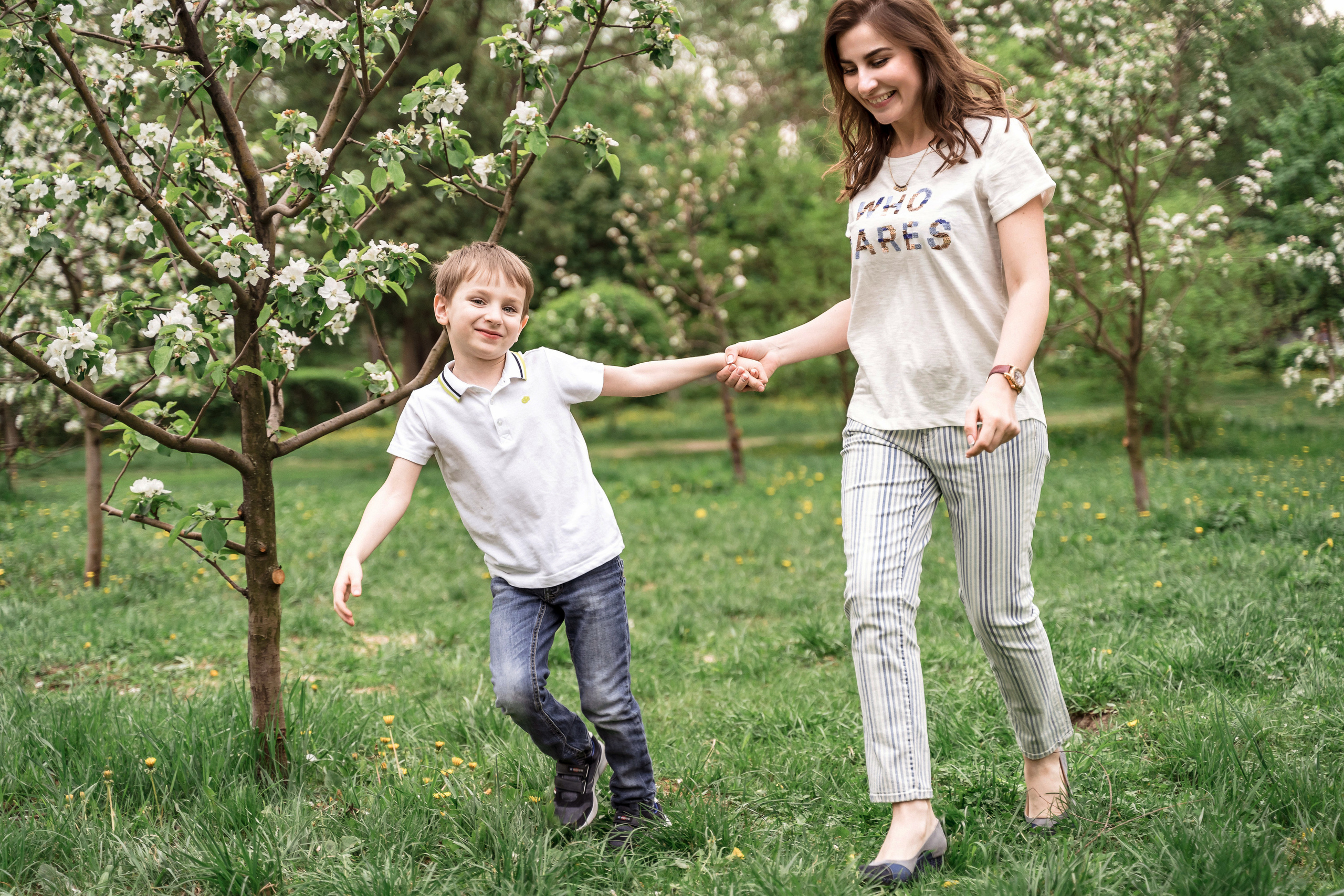 Семейная фотосессия в Королеве в Цветущих садах (Яблоневый сад)