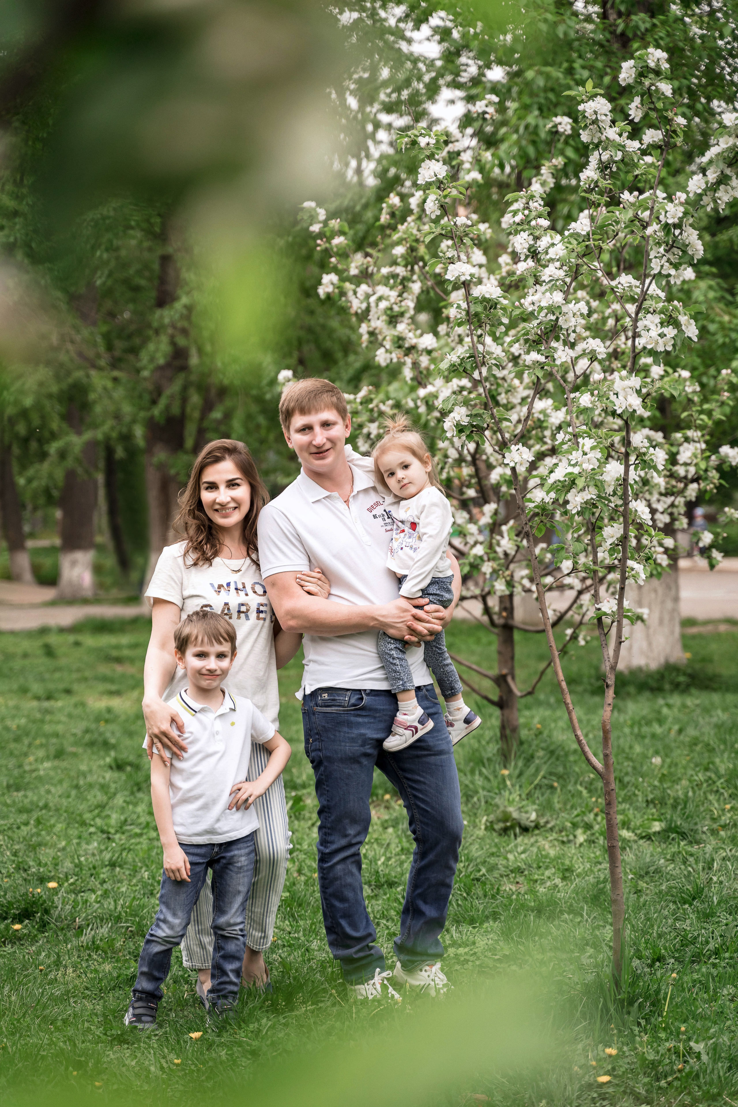 Семейная фотосессия в Королеве в Цветущих садах (Яблоневый сад)