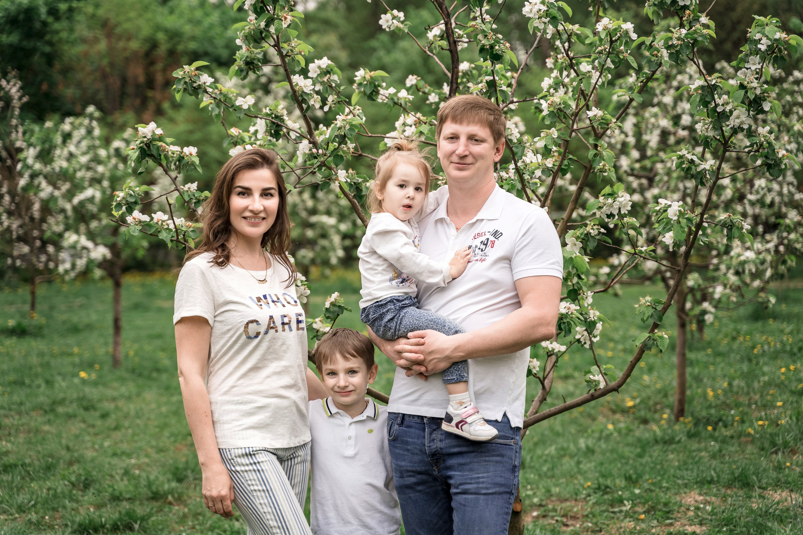 Семейная фотосессия в Королеве в Цветущих садах (Яблоневый сад)
