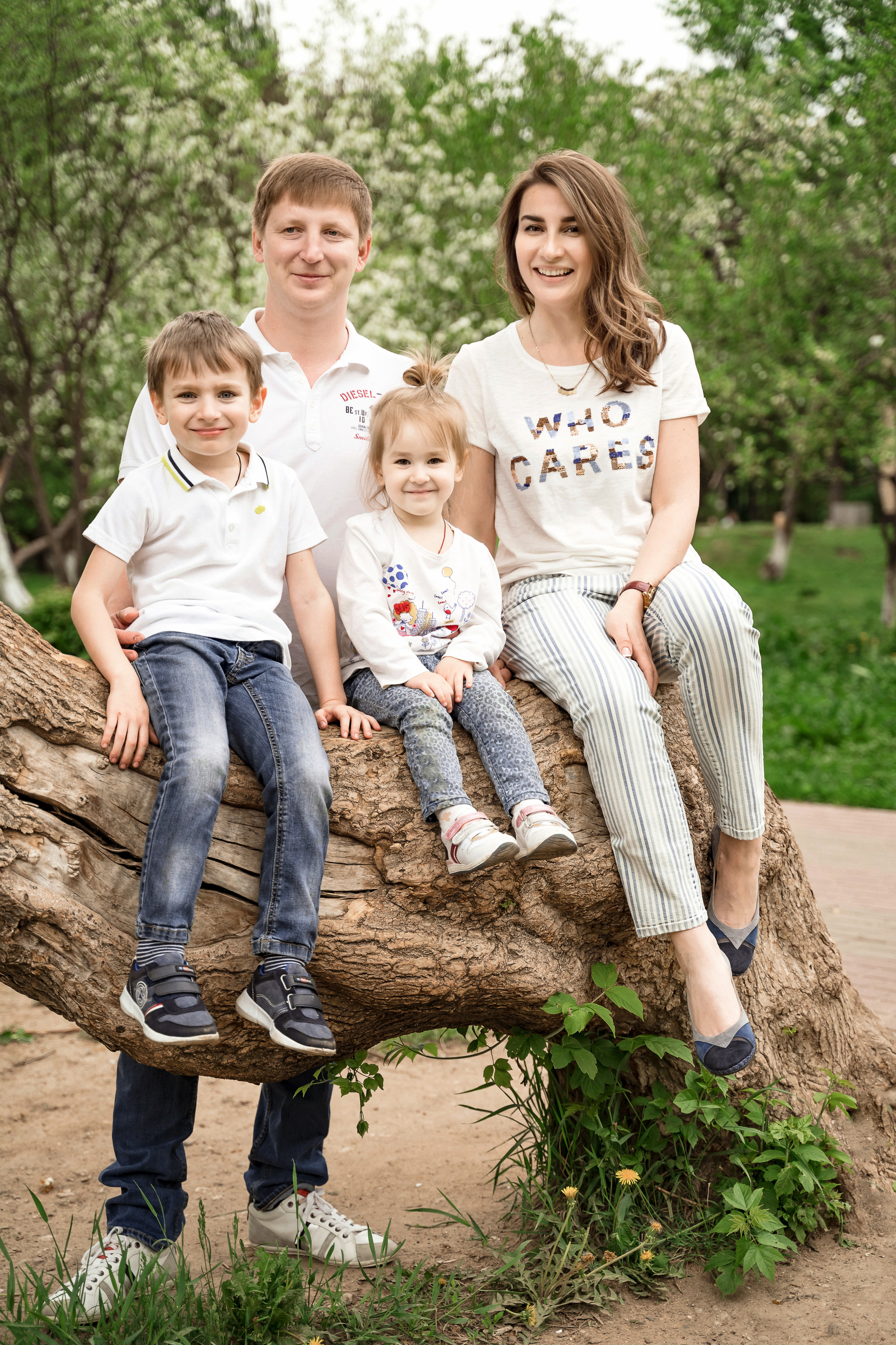 Семейная фотосессия в Королеве в Цветущих садах (Яблоневый сад)