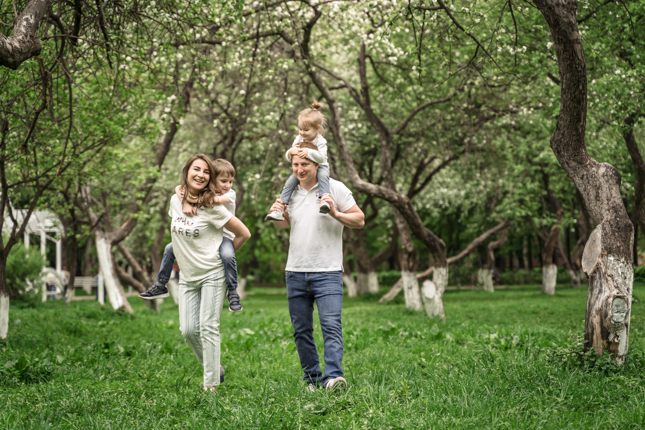 Семейная фотосессия в Королеве в Цветущих садах (Яблоневый сад)