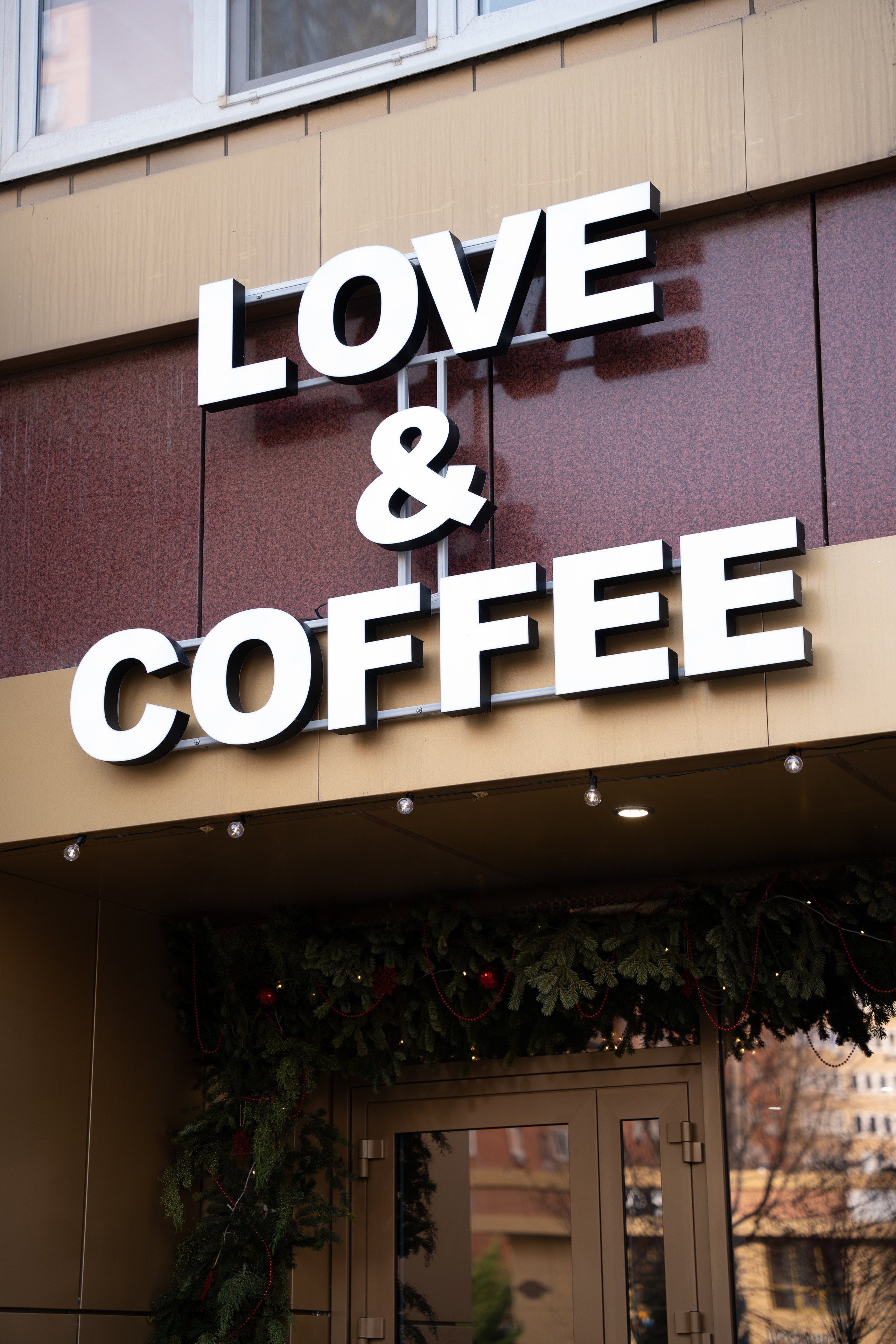 Интерьерная фотосъемка кофейни Love and Coffee — уютное место в Краснодаре Профессиональная фотосъемка интерьера кофейни в Краснодаре — Love. Шедевры для Вас! Фотограф и Видеограф в Краснодаре Пахиев Руслан