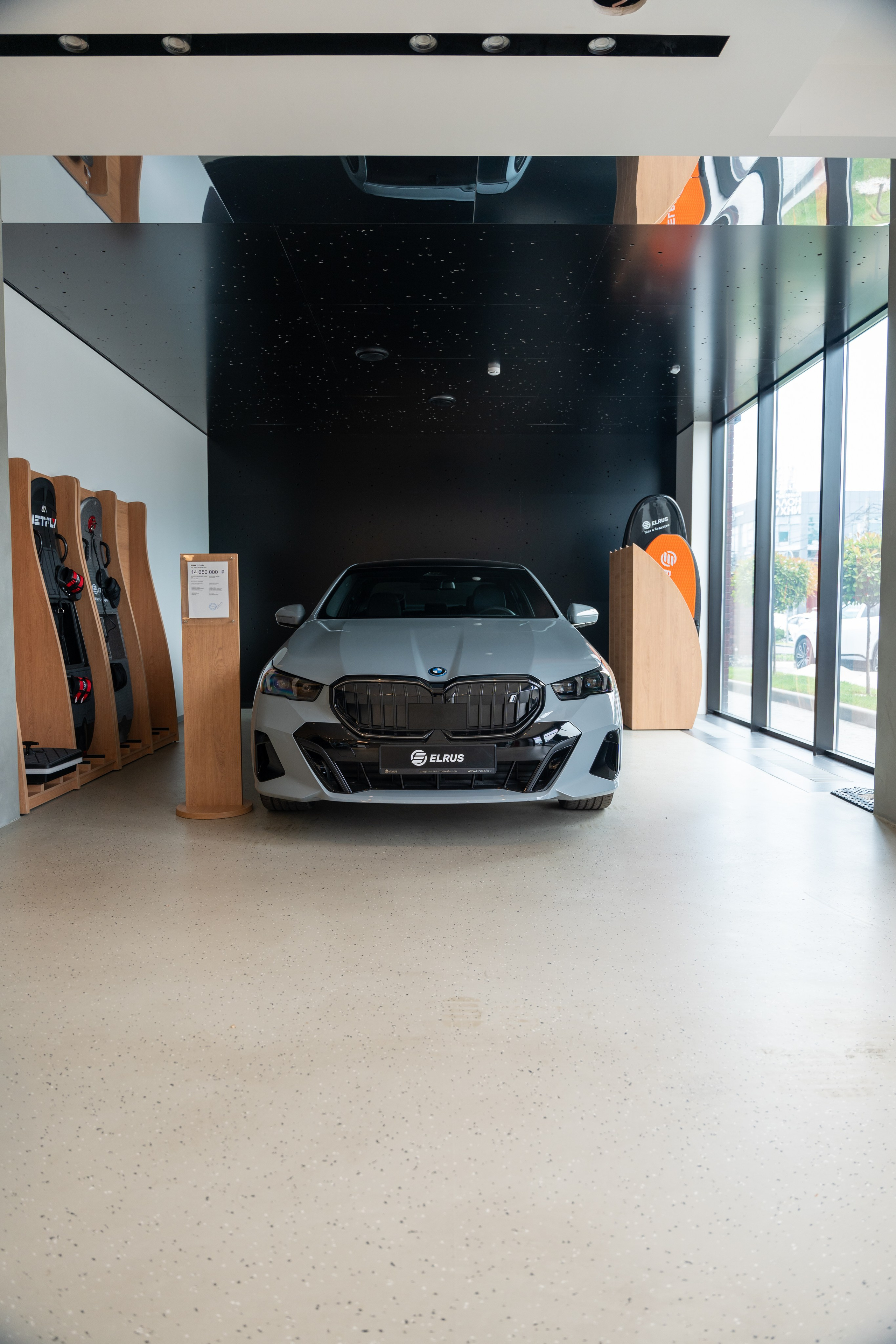 Интерьерная фотосъемка автосалона Elrus в Краснодаре. Zeekr, LiXiang Профессиональная фотосъемка интерьера премиум-автосалона в Краснодаре. Шедевры для Вас! Фотограф и Видеограф в Краснодаре Пахиев Руслан