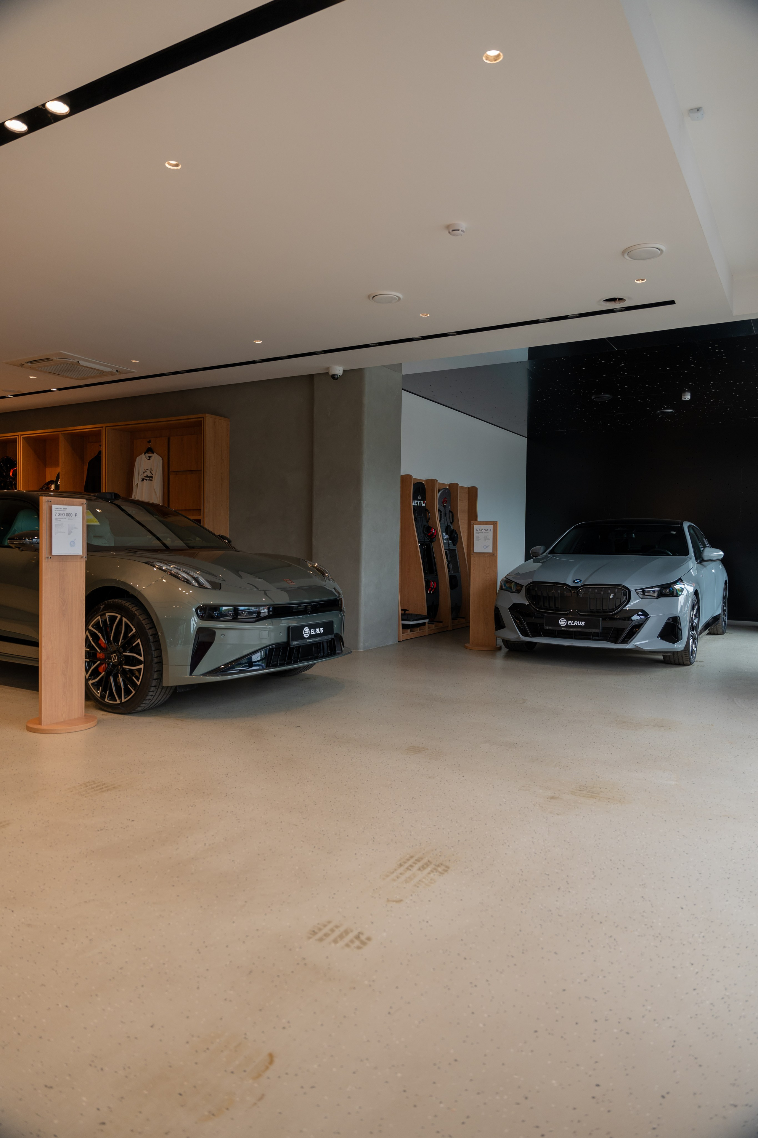 Интерьерная фотосъемка автосалона Elrus в Краснодаре. Zeekr, LiXiang Профессиональная фотосъемка интерьера премиум-автосалона в Краснодаре. Шедевры для Вас! Фотограф и Видеограф в Краснодаре Пахиев Руслан
