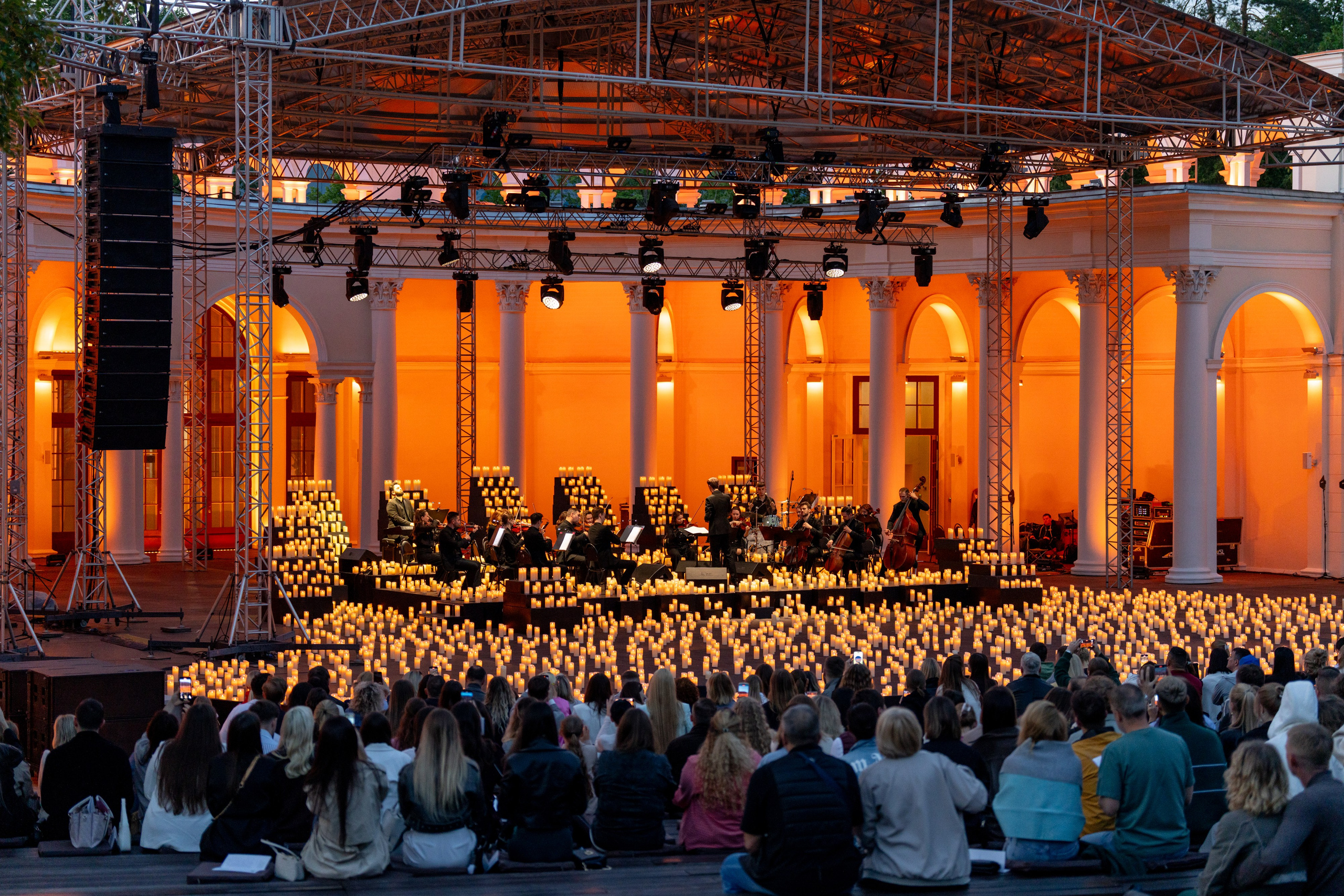 Симфонический оркестр Lumisfera при свечах. Фотограф Никита Комаров