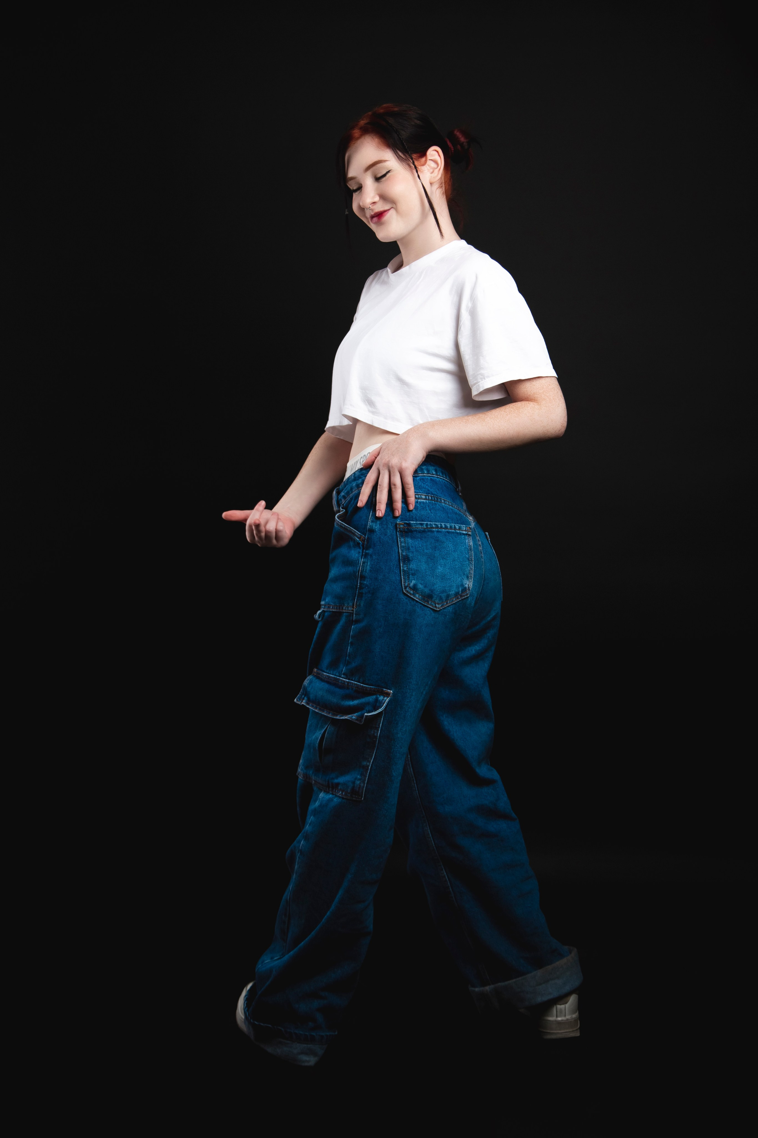 Девушка улыбается.