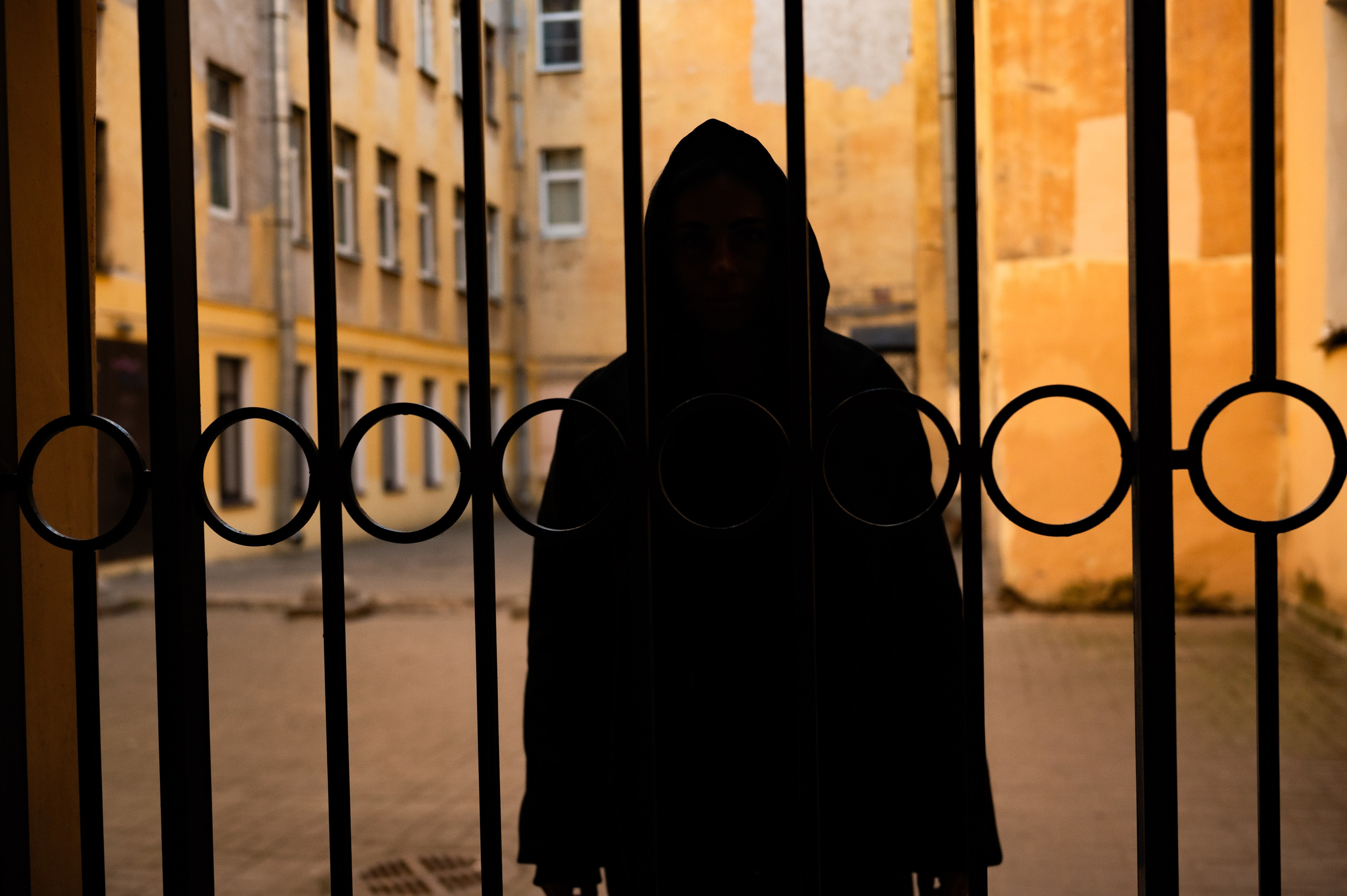 Силуэт человека во дворе Петербурга