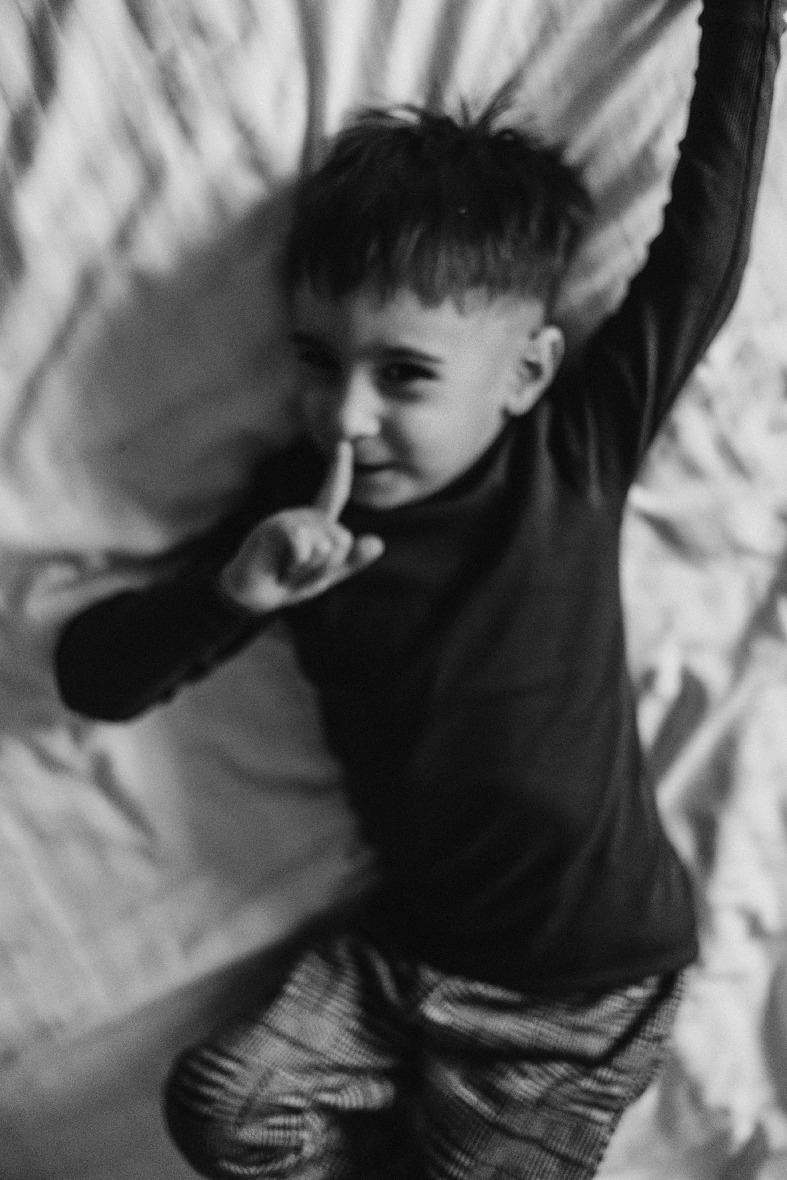 Ложись в снег и закрой лапой нос. Семейный фотограф Донецк