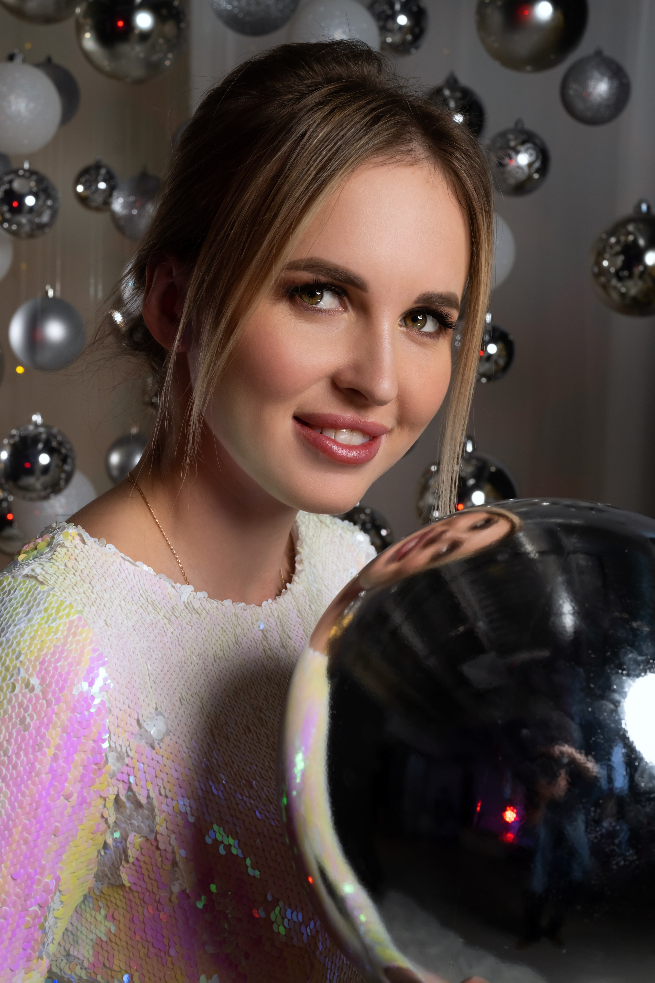 Новогодняя съёмка девушки в студии