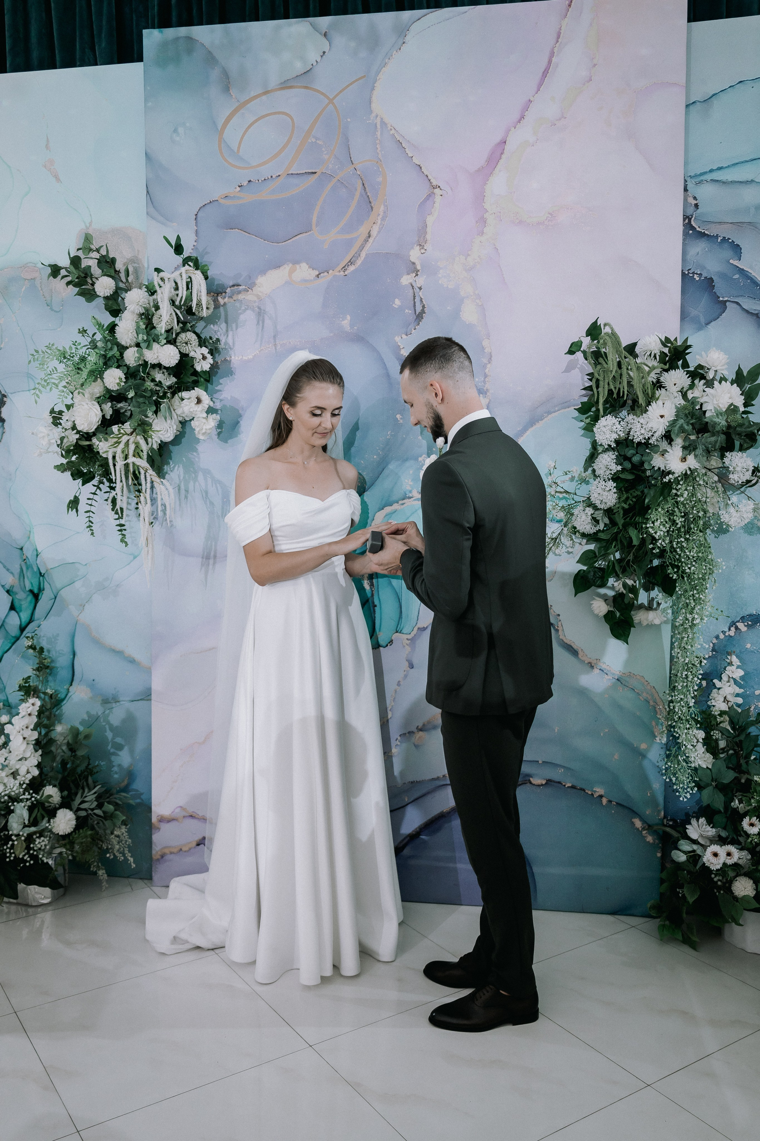 Свадебная прогулка. Эвелина и Дмитрий. Свадебная фотография. Арина Рубах