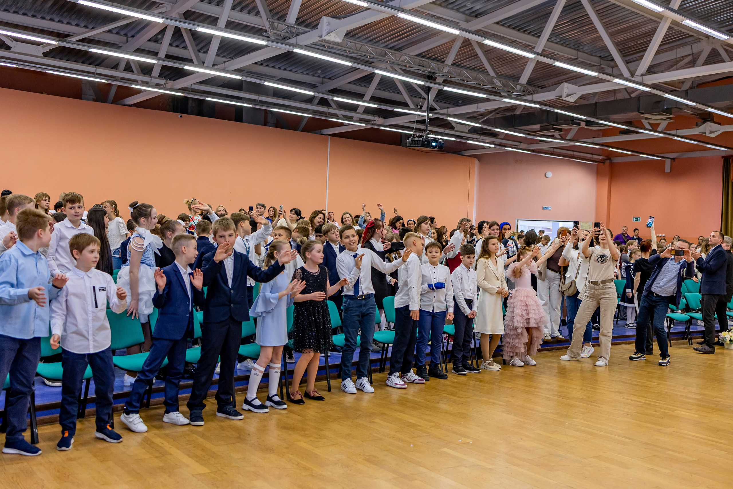 Выпускной праздник в начальной школе. Фотограф и видеограф Москва. Свадебный фотограф, видеограф. Выпускные альбомы. Оживающие альбомы