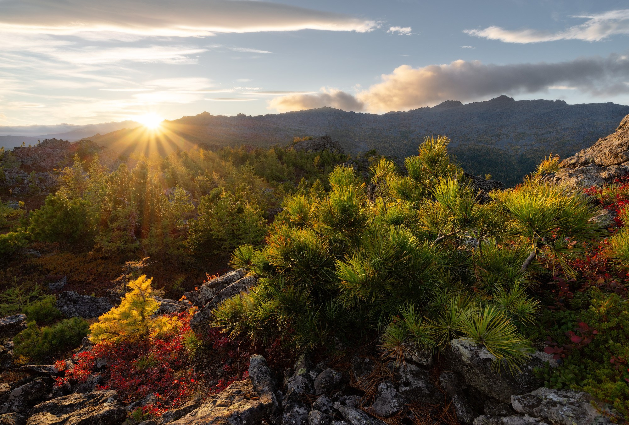 Фото из похода на Серебрянский камень (Северный Урал): закатное солнце, осенние лиственницы, горы