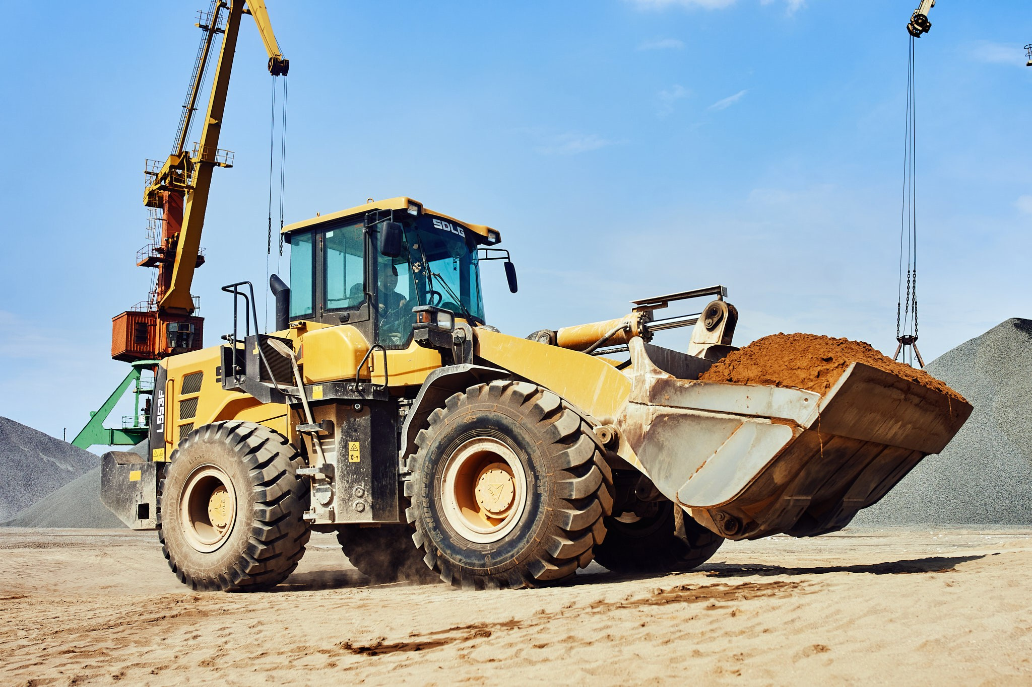 Промышленная зона, погрузка и разгрузка песка