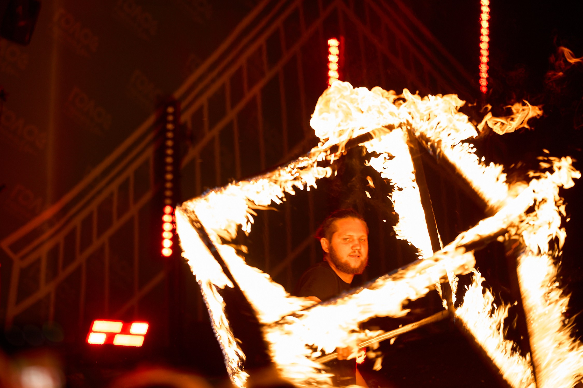 Голос города Елец 2025. Фаершоу. Фотографирует красивое Денис Горностаев