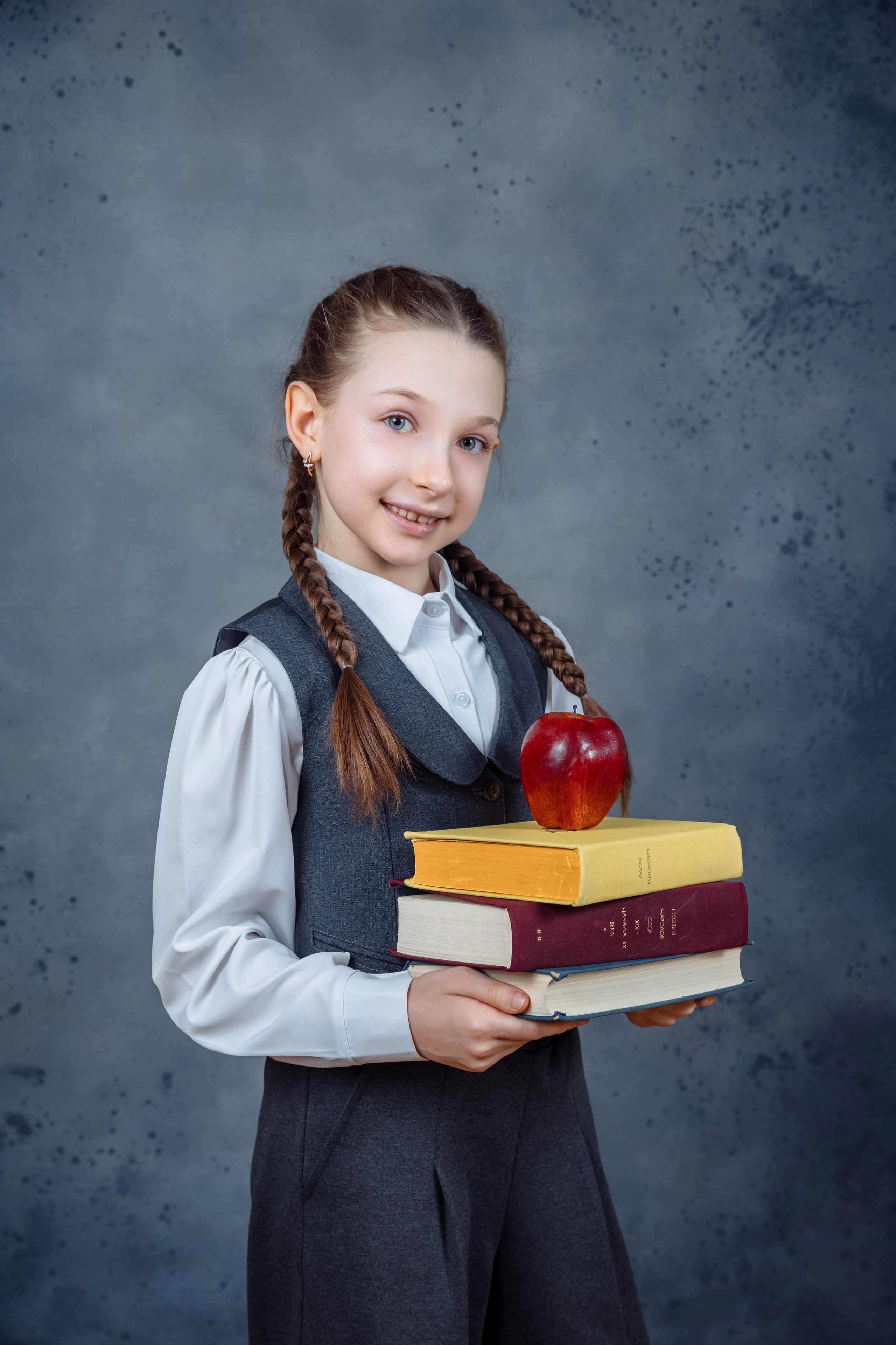 Начальные классы. Выпускные школьные фото­альбомы для школ и детских садов в Волгограде и Волжском