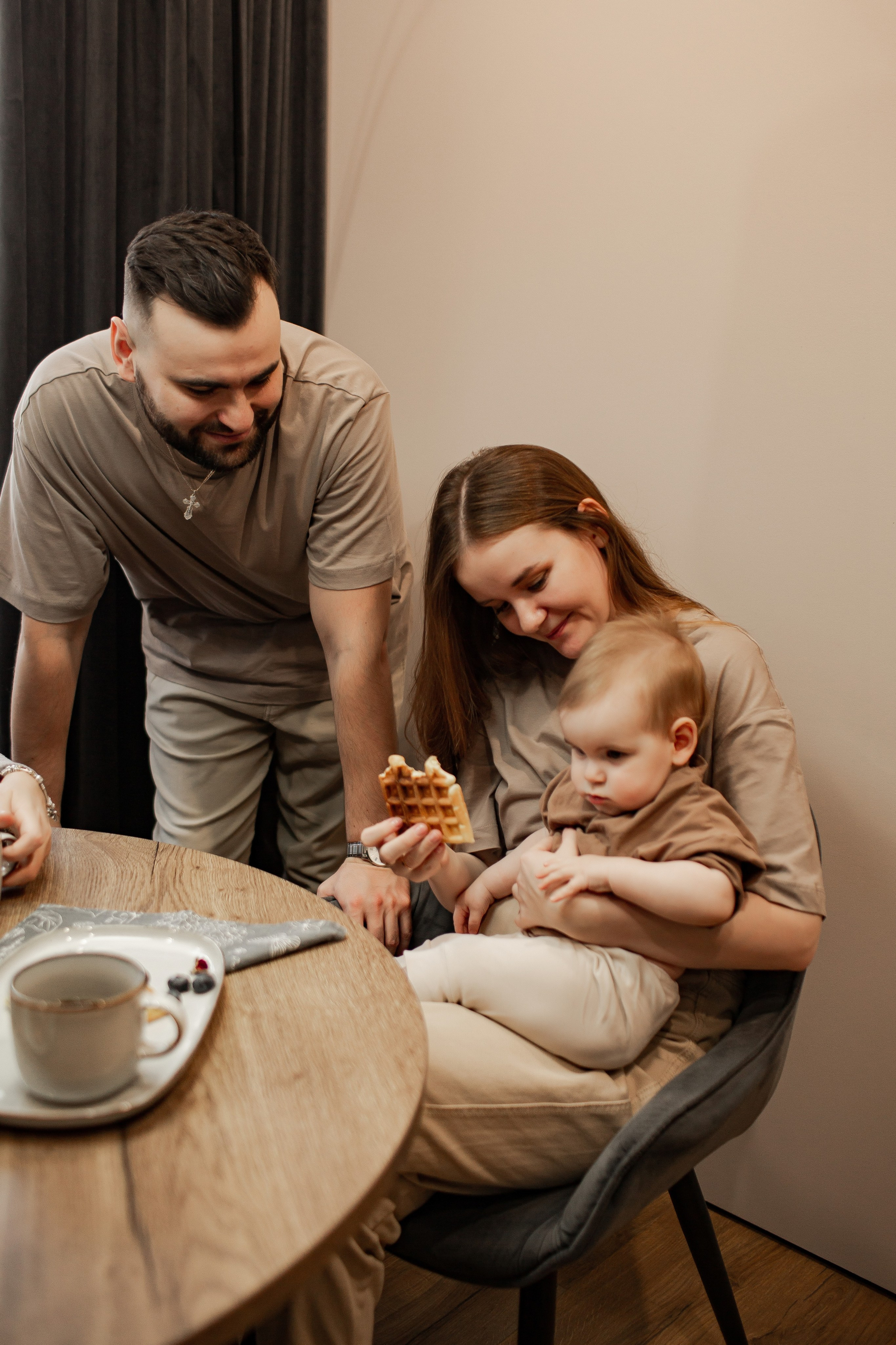 Совместный завтрак. Семейная съемка — это красивый способ признаться своей семье в любви
