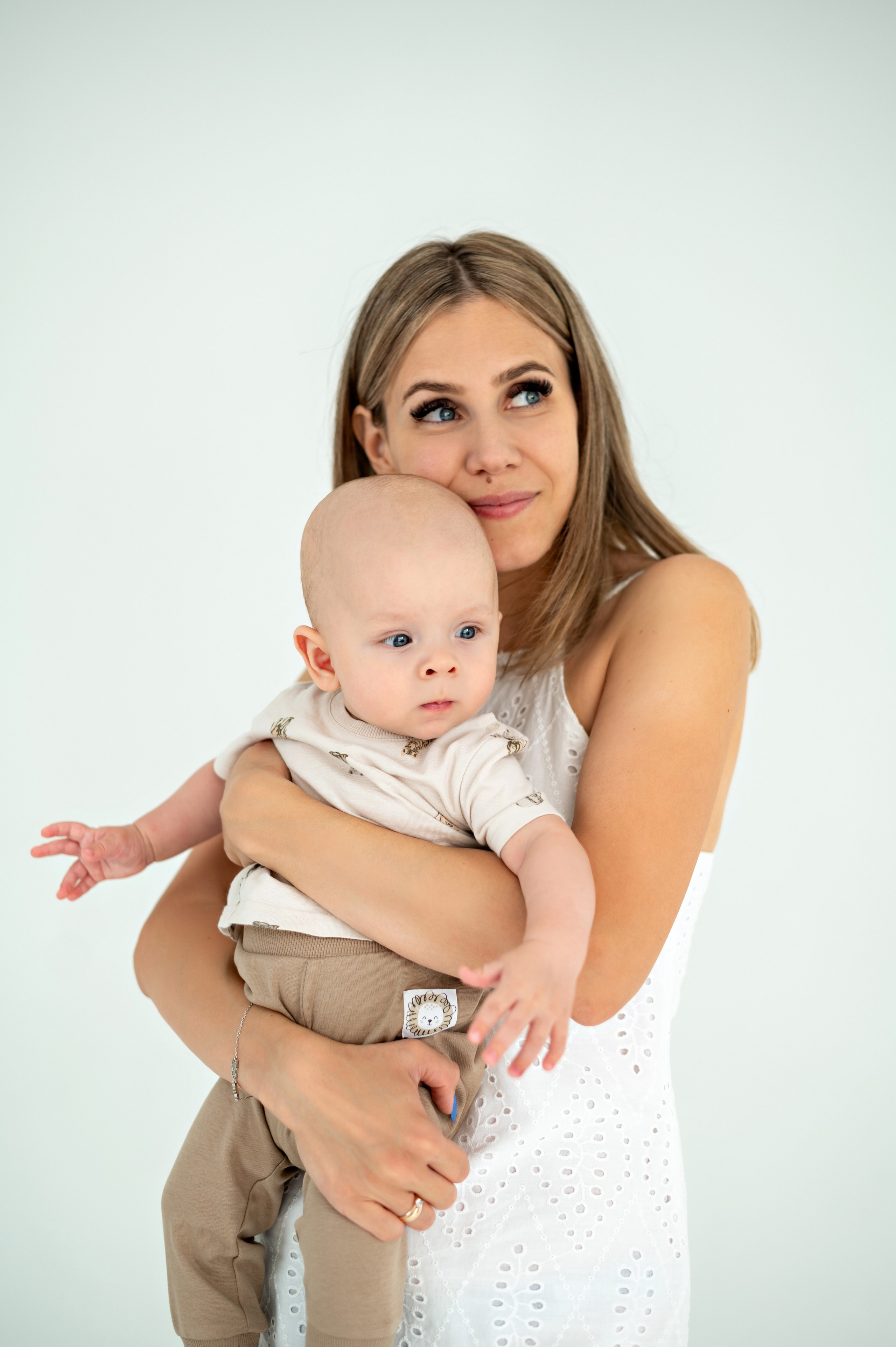 Семейная фотосессия на циклораме. Детский и семейный фотограф г. Москва Оксана Катаджи