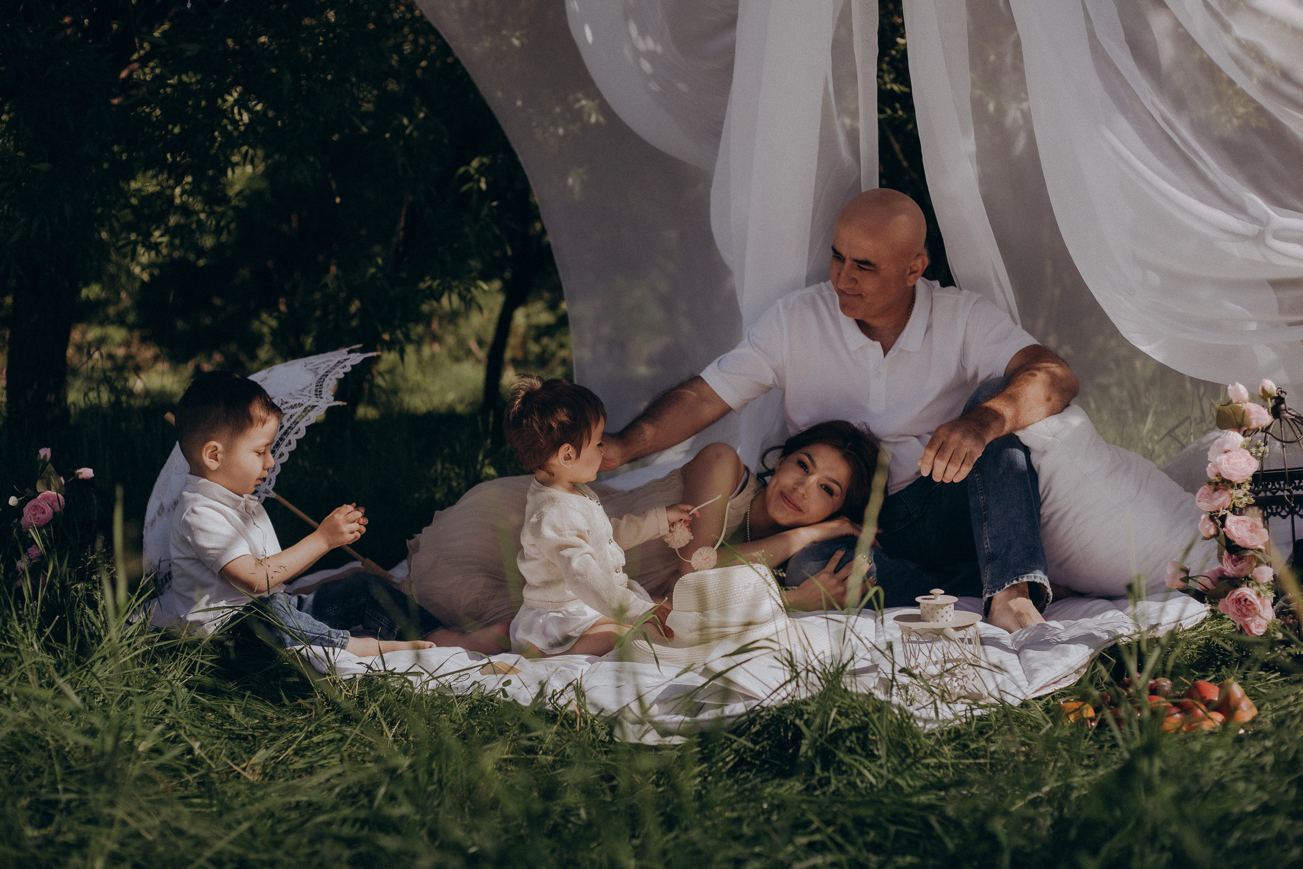 Семейная фотосессия на природе с детьми Санкт-Петербург. Женский, семейный и контент фотограф Ирина Ульянова в Санкт-Петербурге