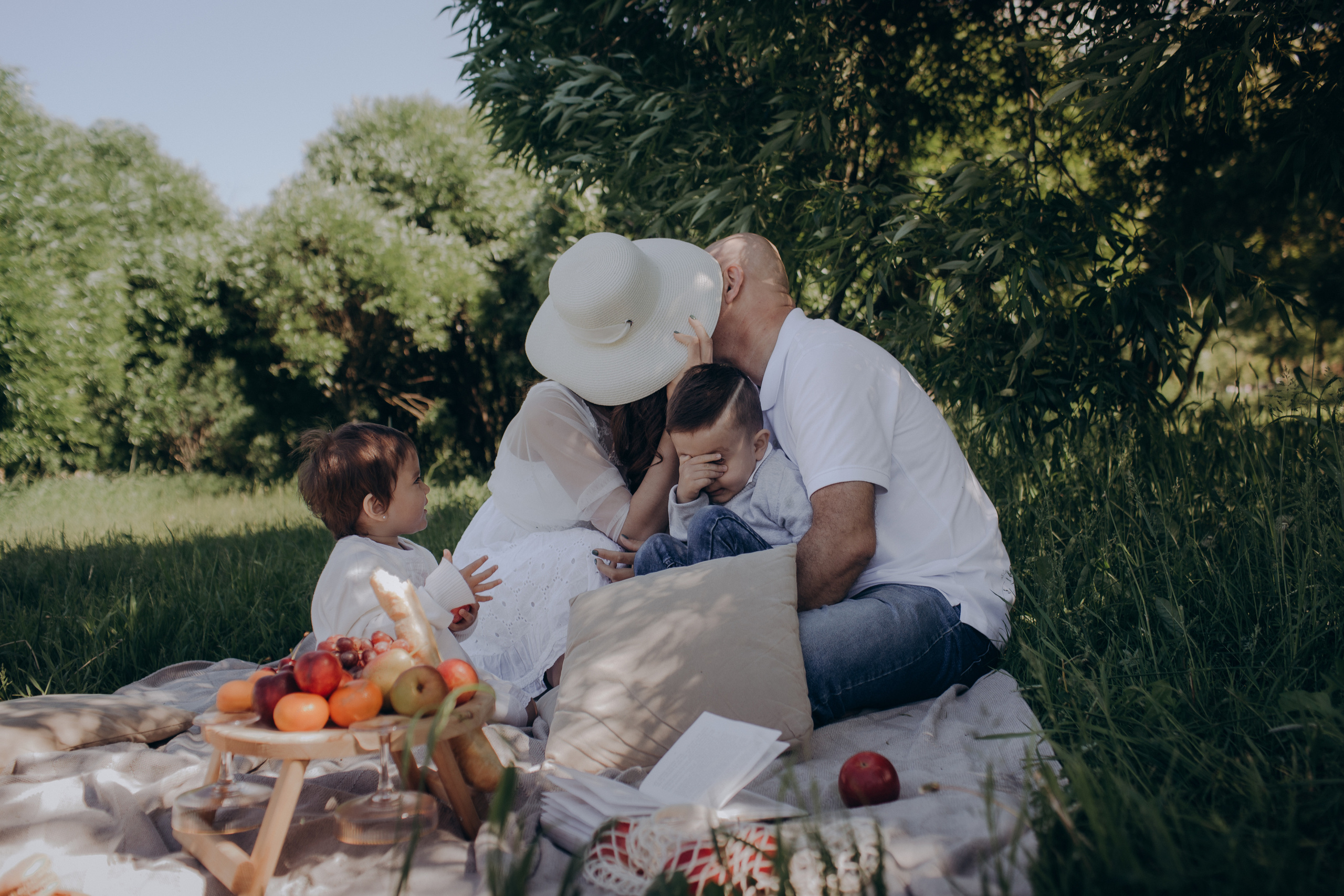 Семейная фотосессия на природе с детьми Санкт-Петербург. Женский, семейный и контент фотограф Ирина Ульянова в Санкт-Петербурге