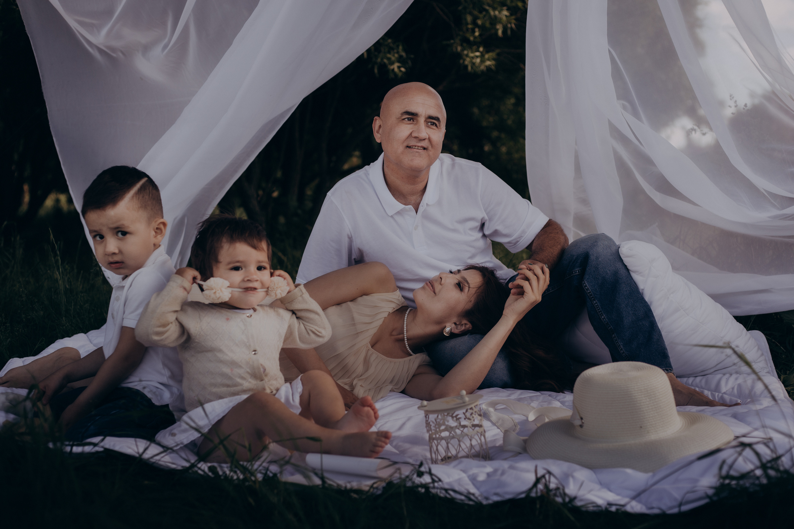 Семейная фотосессия на природе с детьми Санкт-Петербург. Женский, семейный и контент фотограф Ирина Ульянова в Санкт-Петербурге