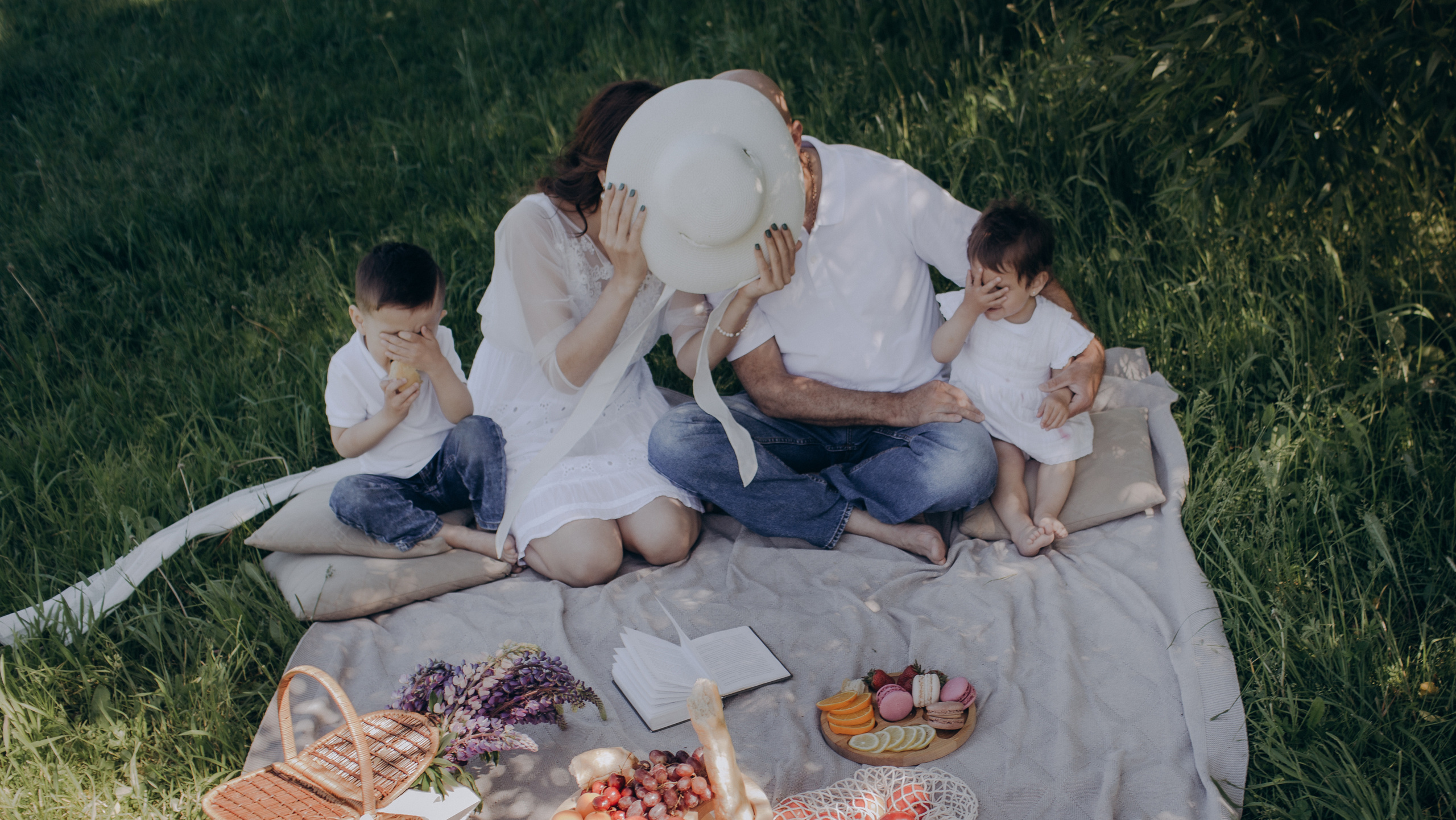 Семейная фотосессия на природе с детьми Санкт-Петербург. Женский, семейный и контент фотограф Ирина Ульянова в Санкт-Петербурге