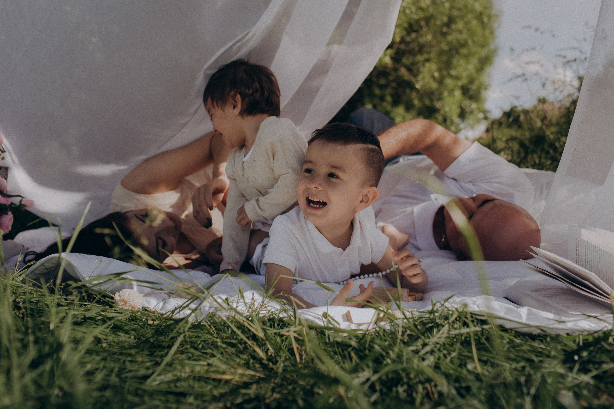 Семейная фотосессия на природе с детьми Санкт-Петербург. Женский, семейный и контент фотограф Ирина Ульянова в Санкт-Петербурге