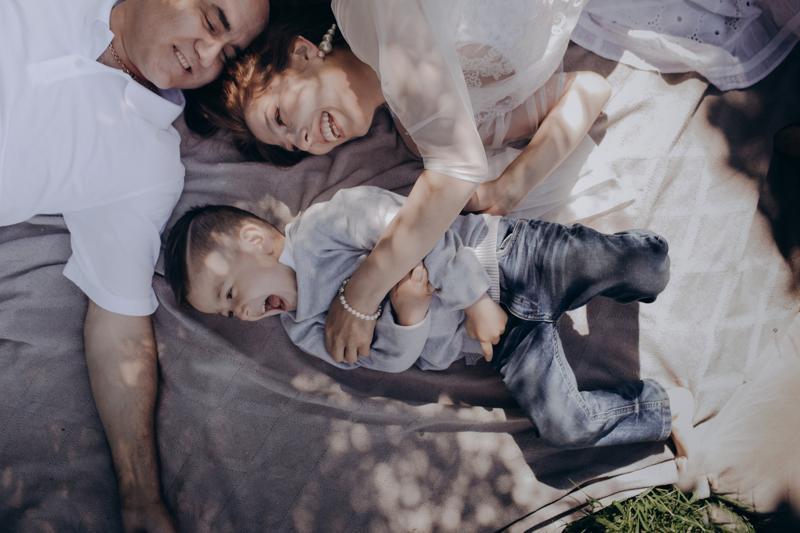 Семейная фотосессия на природе с детьми Санкт-Петербург. Женский, семейный и контент фотограф Ирина Ульянова в Санкт-Петербурге