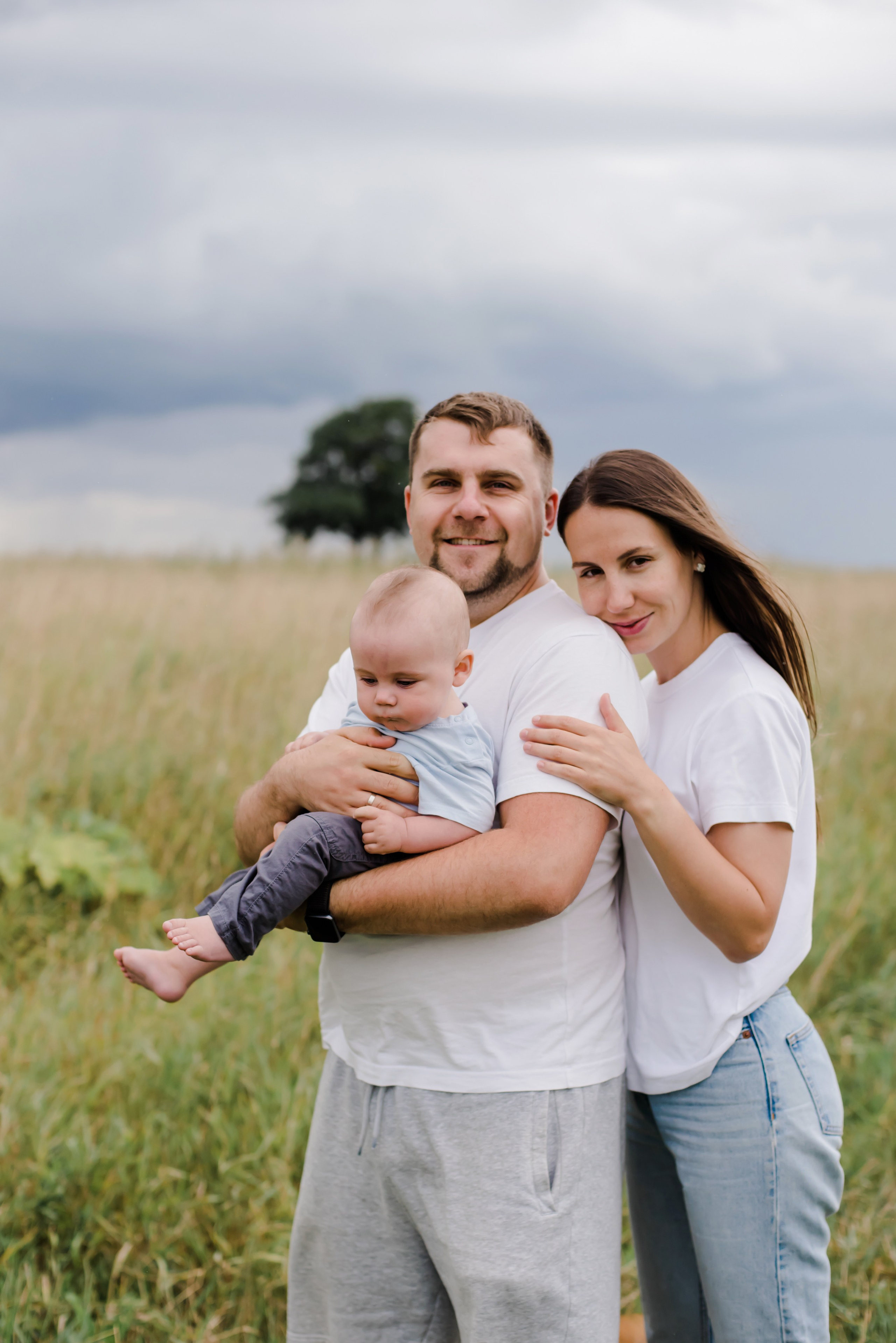 Анна и ее семья, фотосессия в поле. Свадебный и семейный фотограф Евгения Кононова