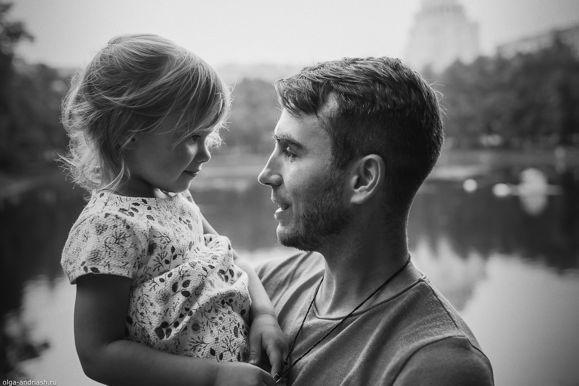 Прогулки на Патриарших прудах. Семейный, портретный и свадебный фотограф в Санкт-Петербурге и Москве