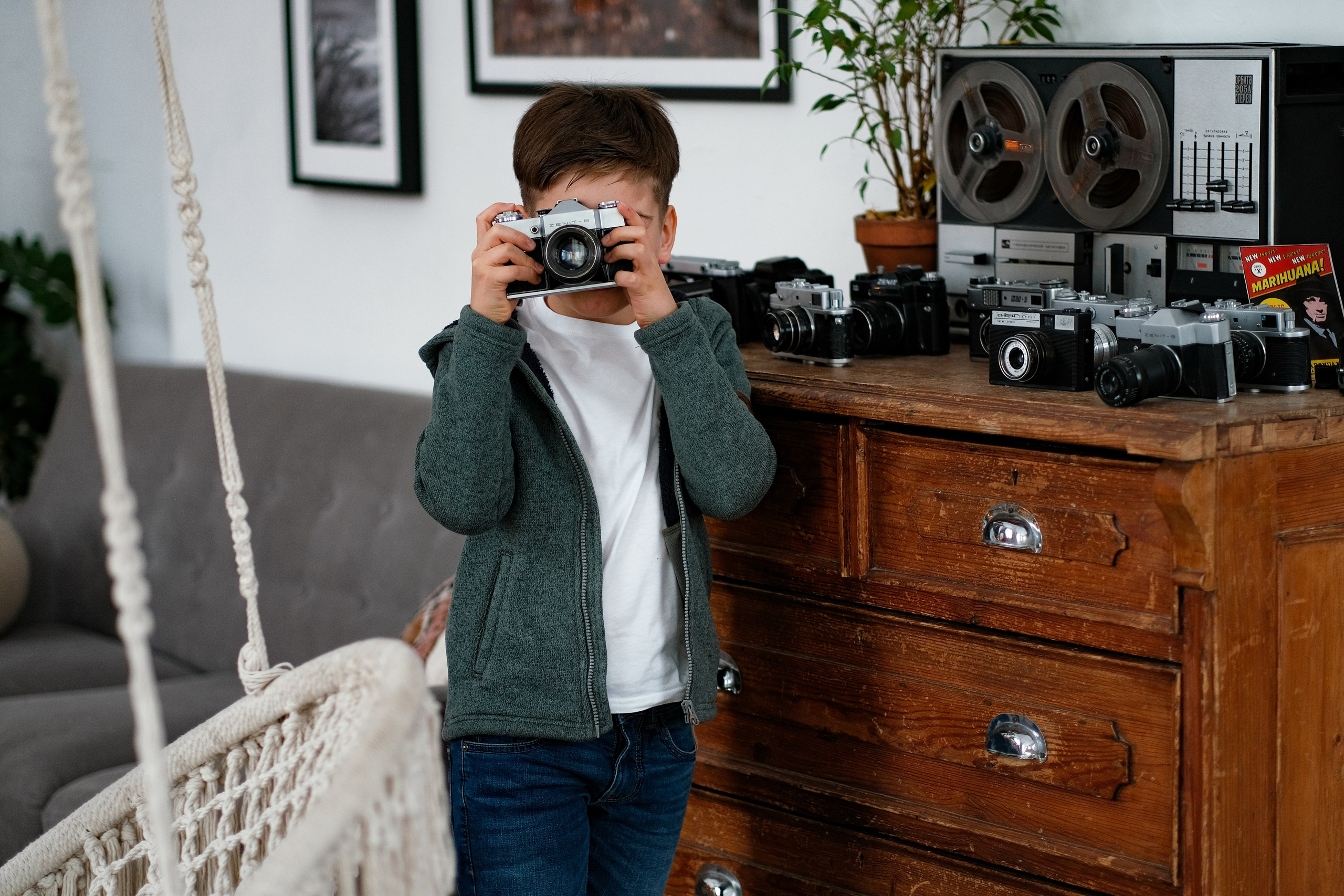Мальчик со старым плёночным фотоаппаратом.