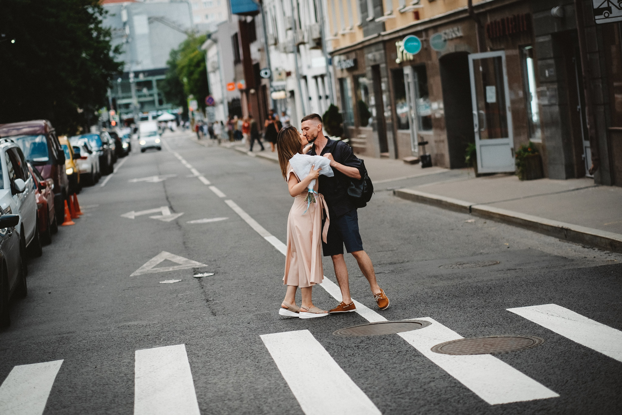 Пара целуется прямо на дороге на зебре.