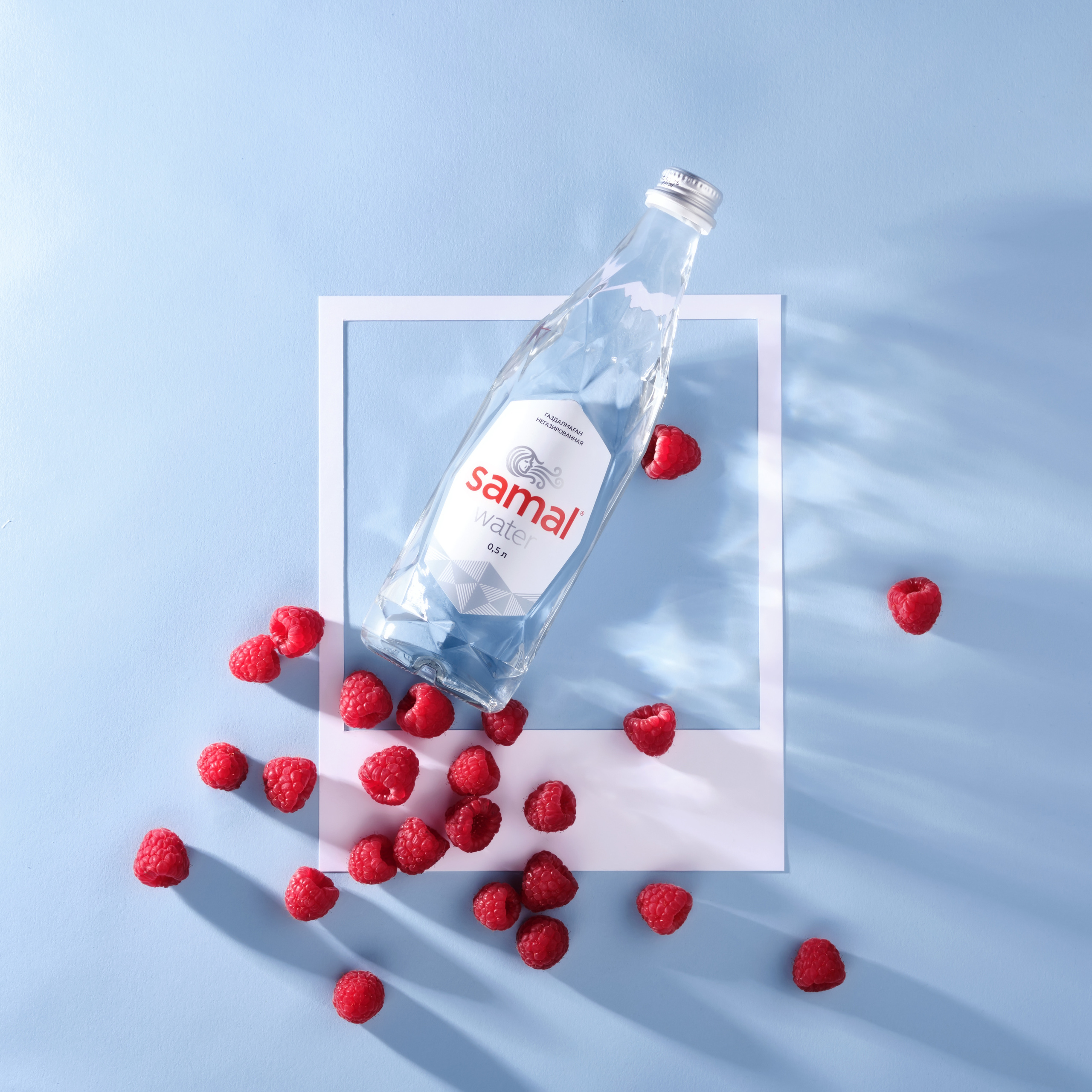 Контентная съёмка воды SAMAL с малиной — студийный кадр для маркетинга.