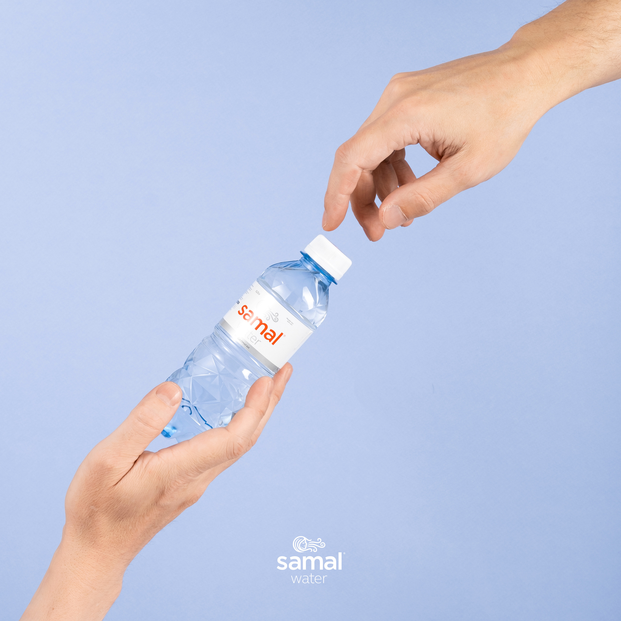 Рекламная фотосъёмка воды SAMAL — акцент на бренд и удобство.