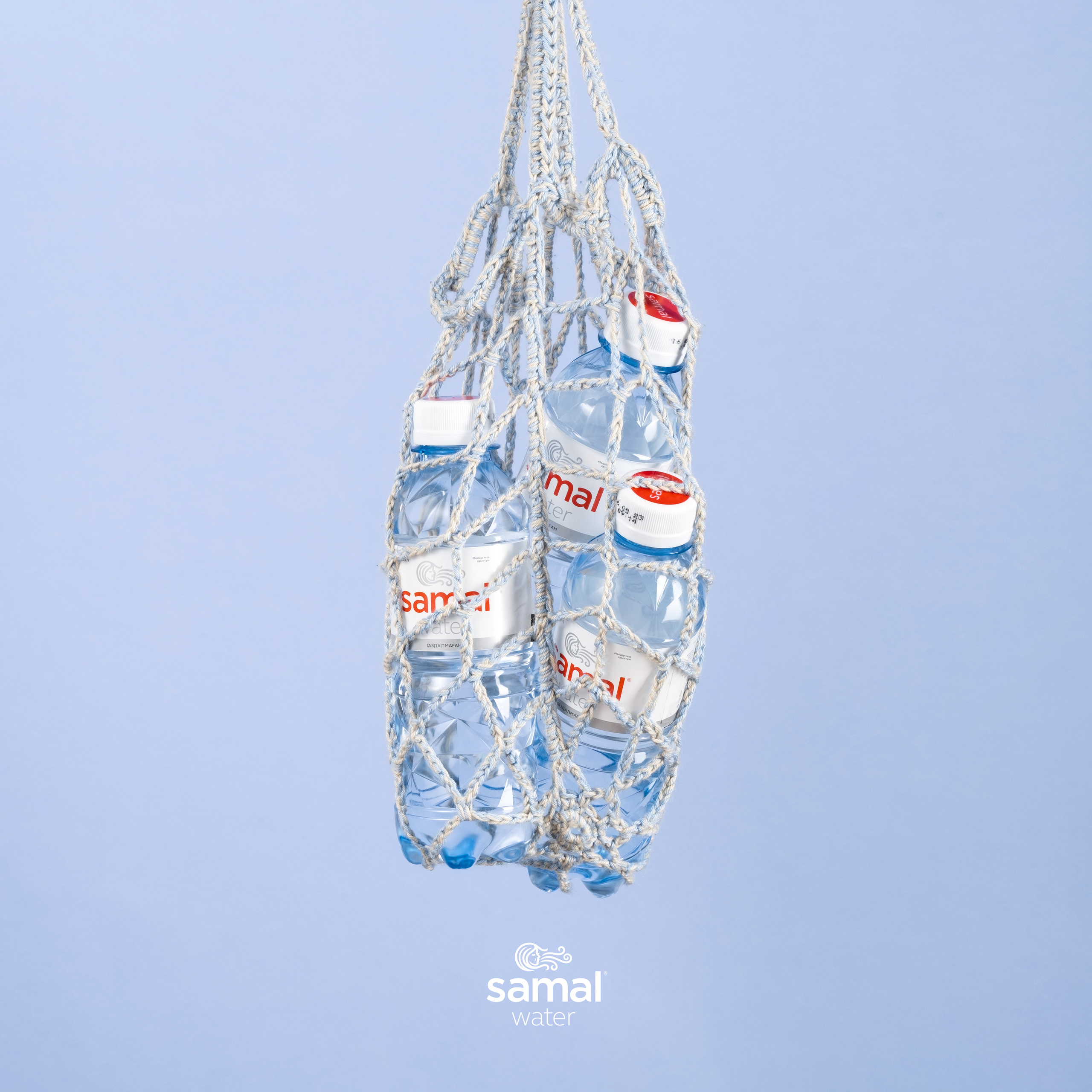 Имиджевая фотосъёмка воды SAMAL — креативный сет с подвешенной упаковкой.
