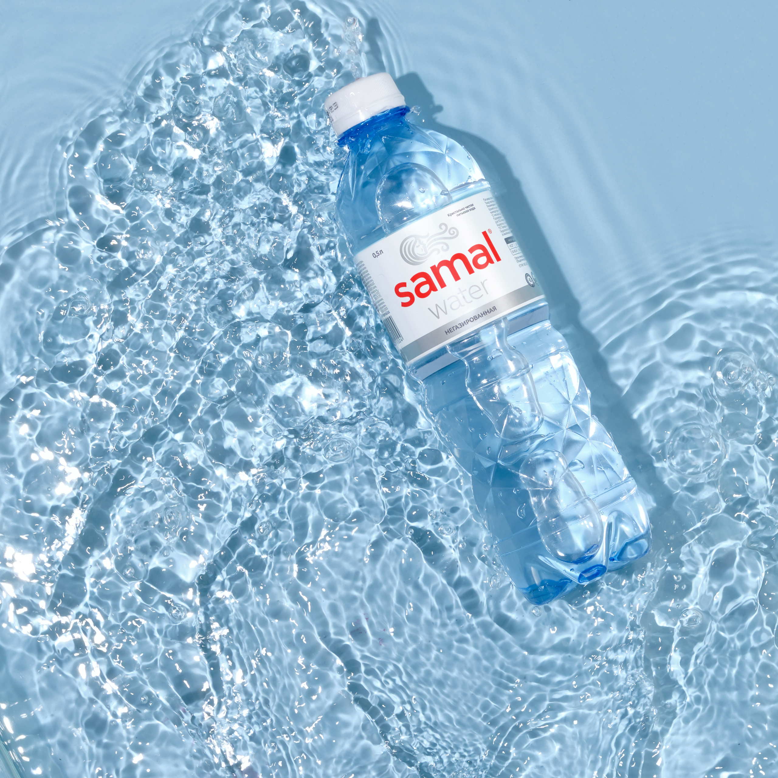 Фотосессия воды SAMAL в Алматы — студийное фото с эффектом брызг.